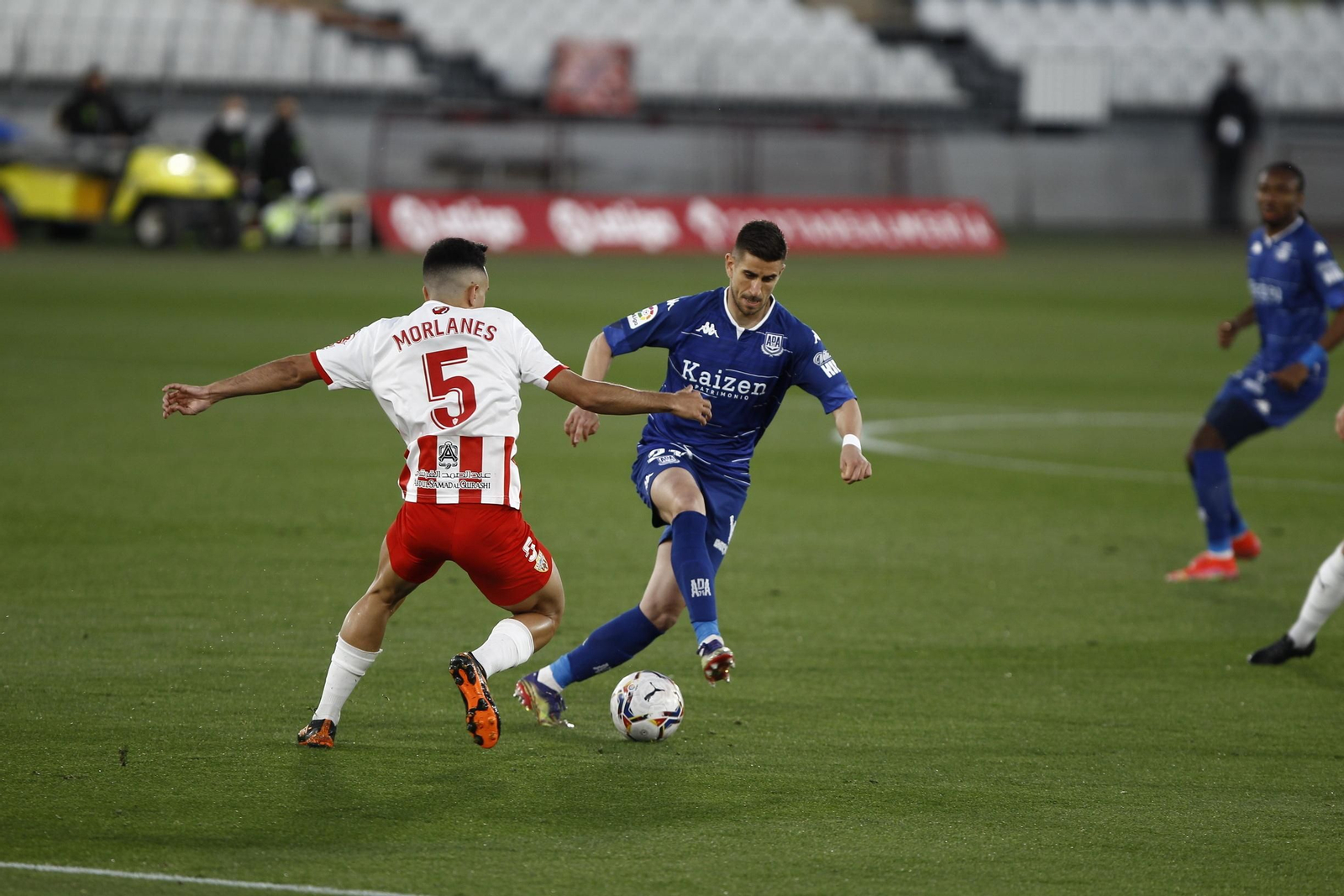 Morlanes ante Dani Ojeda en una acción del duelo frente al Alcorcón