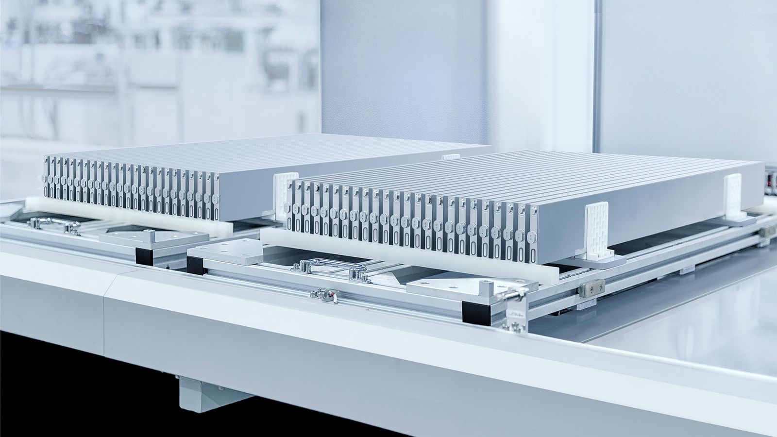 En lugar de celdas incorporadas por grupos en módulos, en los BYD éstas se sitúan directamente en la estructura de la batería.