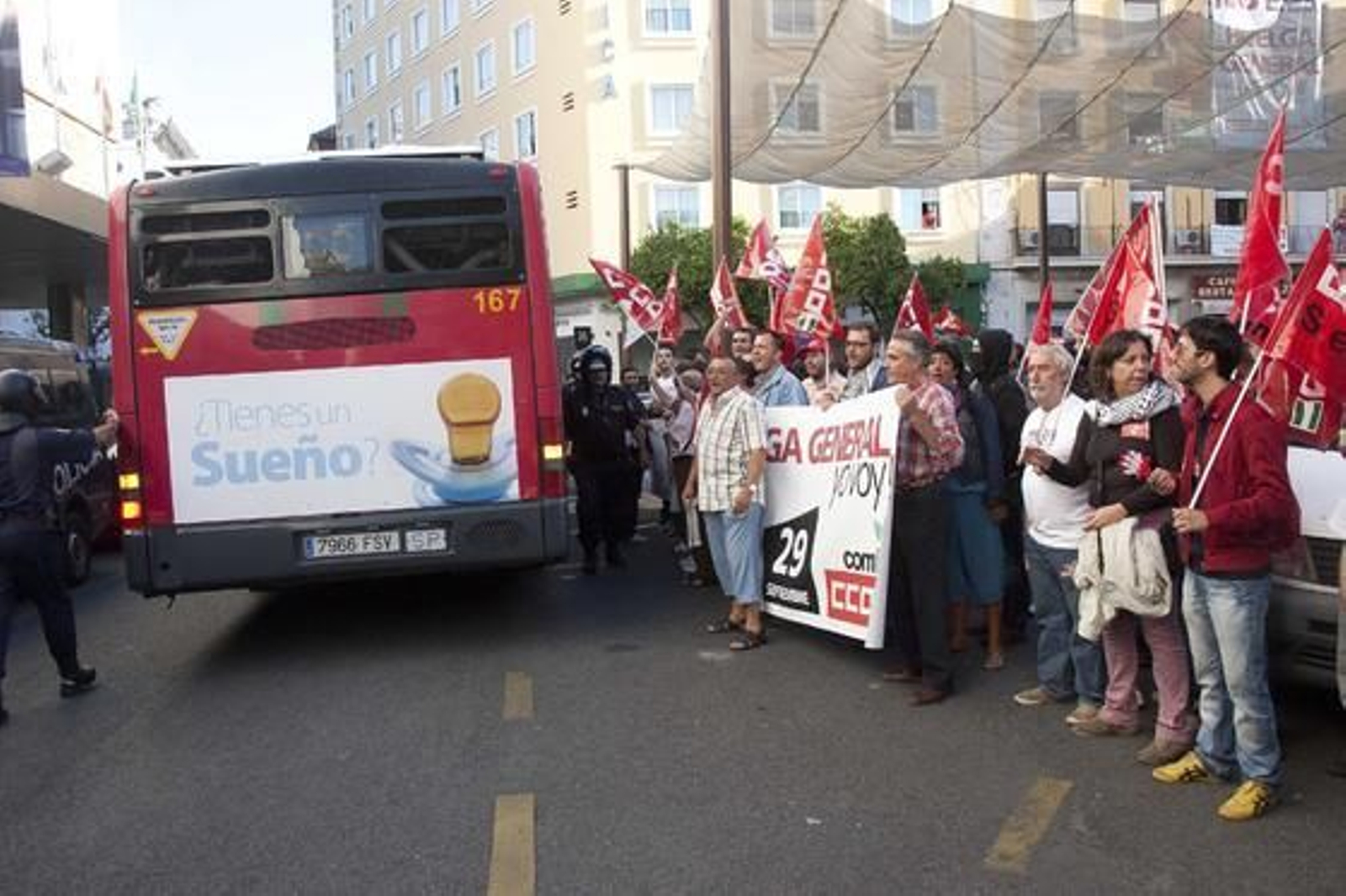 Los piquetes informativos se reúnen frente a El Corte Inglés, en la Plaza del Duque.

Foto: Jaime Martínez