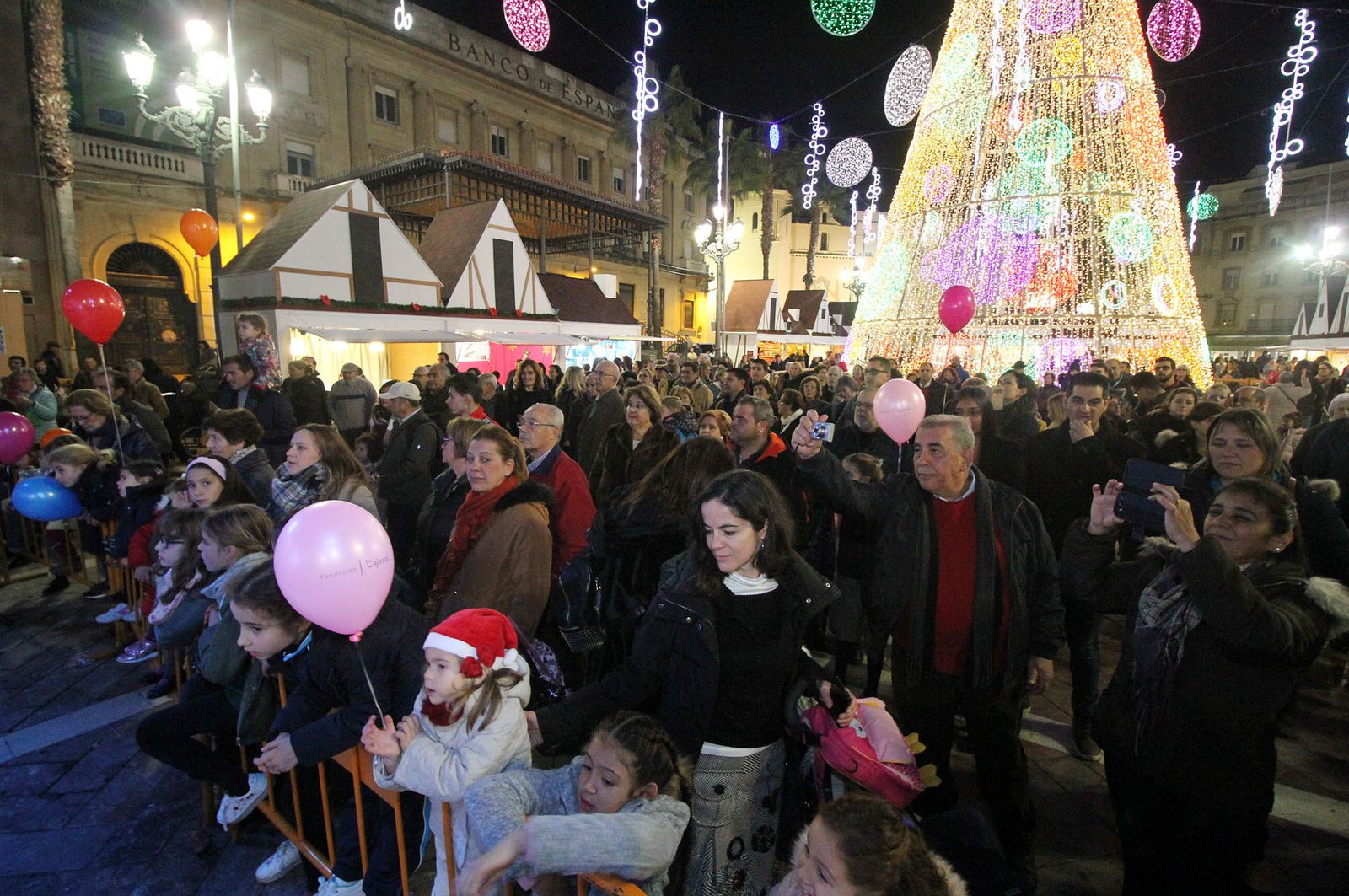 Pepe El Marismeño y el Coro de Emigrantes ponen voz al Cuentacuentos de Huelva Información, en imágenes