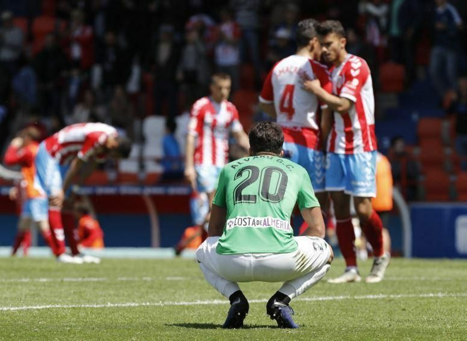 Álvaro observa la celebracion local.