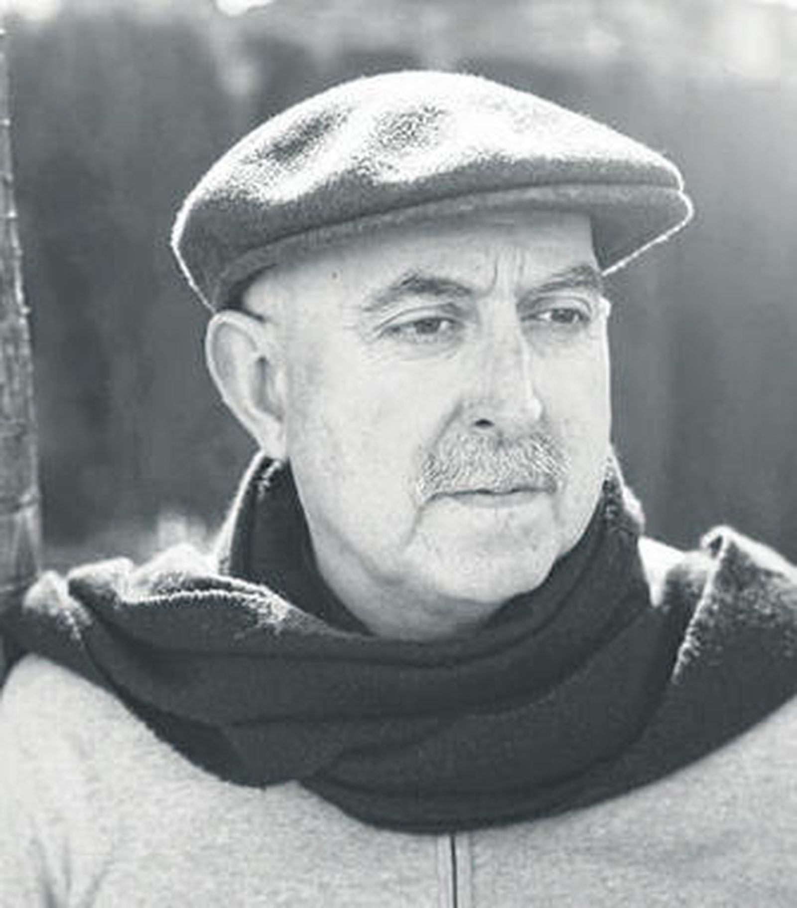 Rafael Juárez (Estepa, Sevilla, 1956) vive desde su primera juventud en Granada.