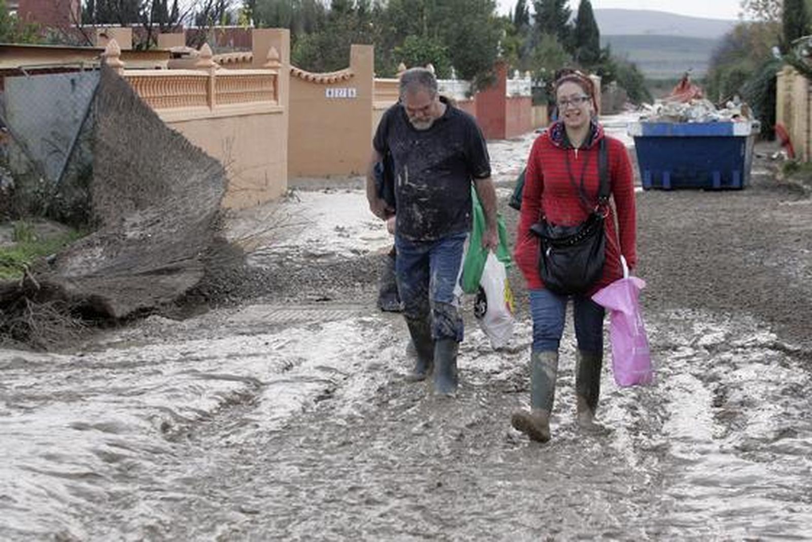 Los afectados por las inundaciones realizan trabajos de limpieza de agua y lodo acumulado.

Foto: Óscar Barrionuevo
