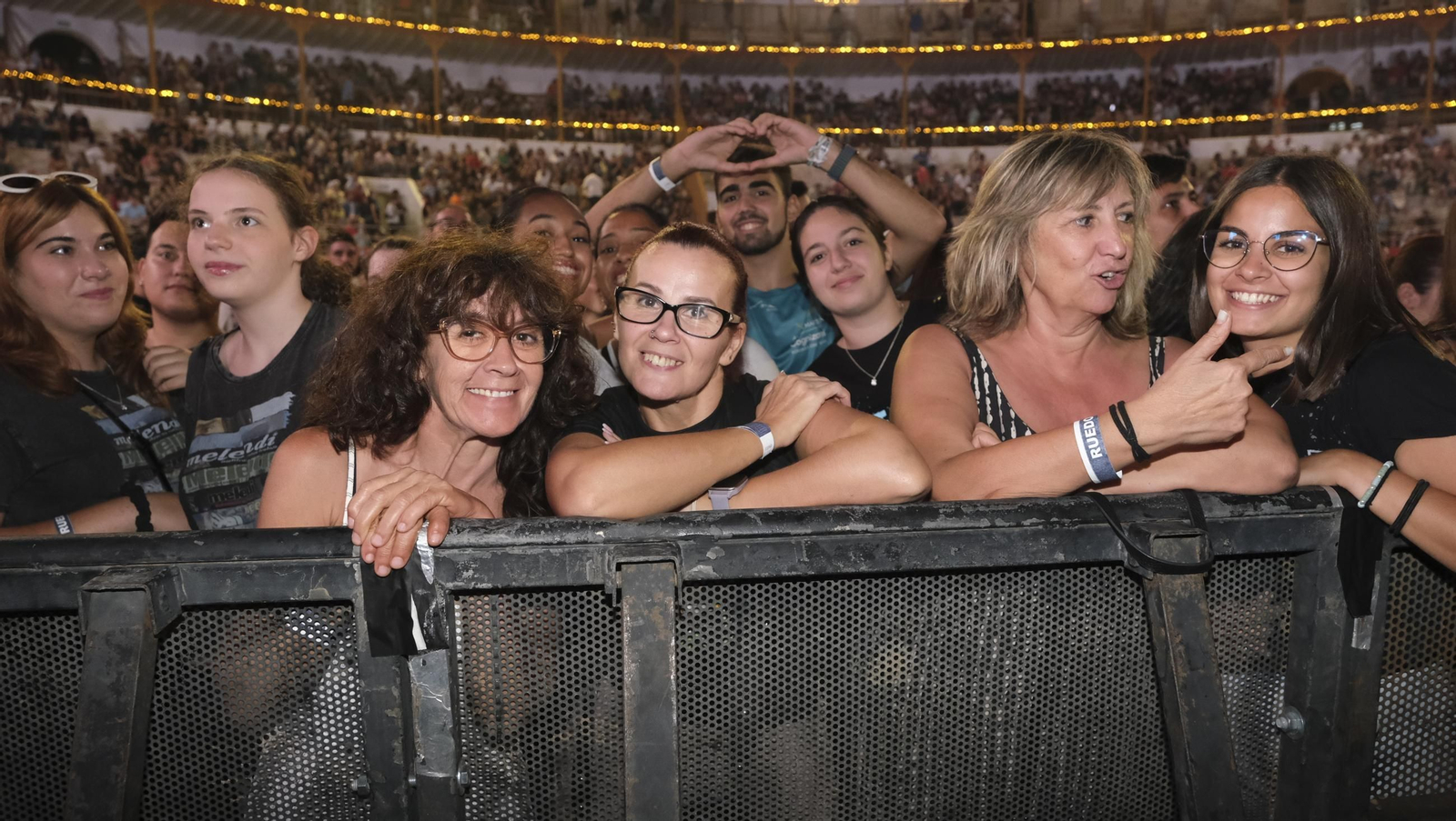 El concierto de Melendi llena de fans la Plaza de Toros de Almería, en imágenes