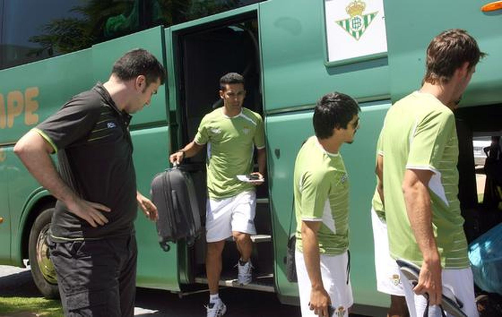 Iriney baja del autobús mientras otros compañeros cogen su equipaje.

Foto: Espínola