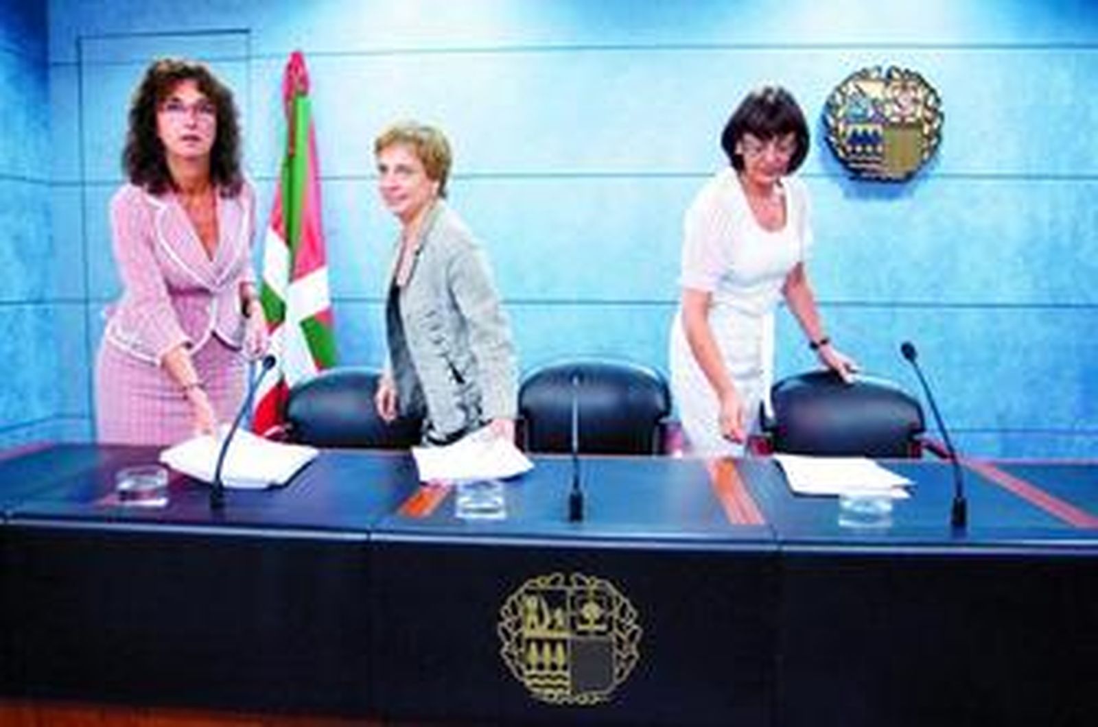 Zenarruzabeitia, la portavoz del Gobierno vasco, Miren Azkarate, y la consejera de Industria, Ana Agirre, ayer.