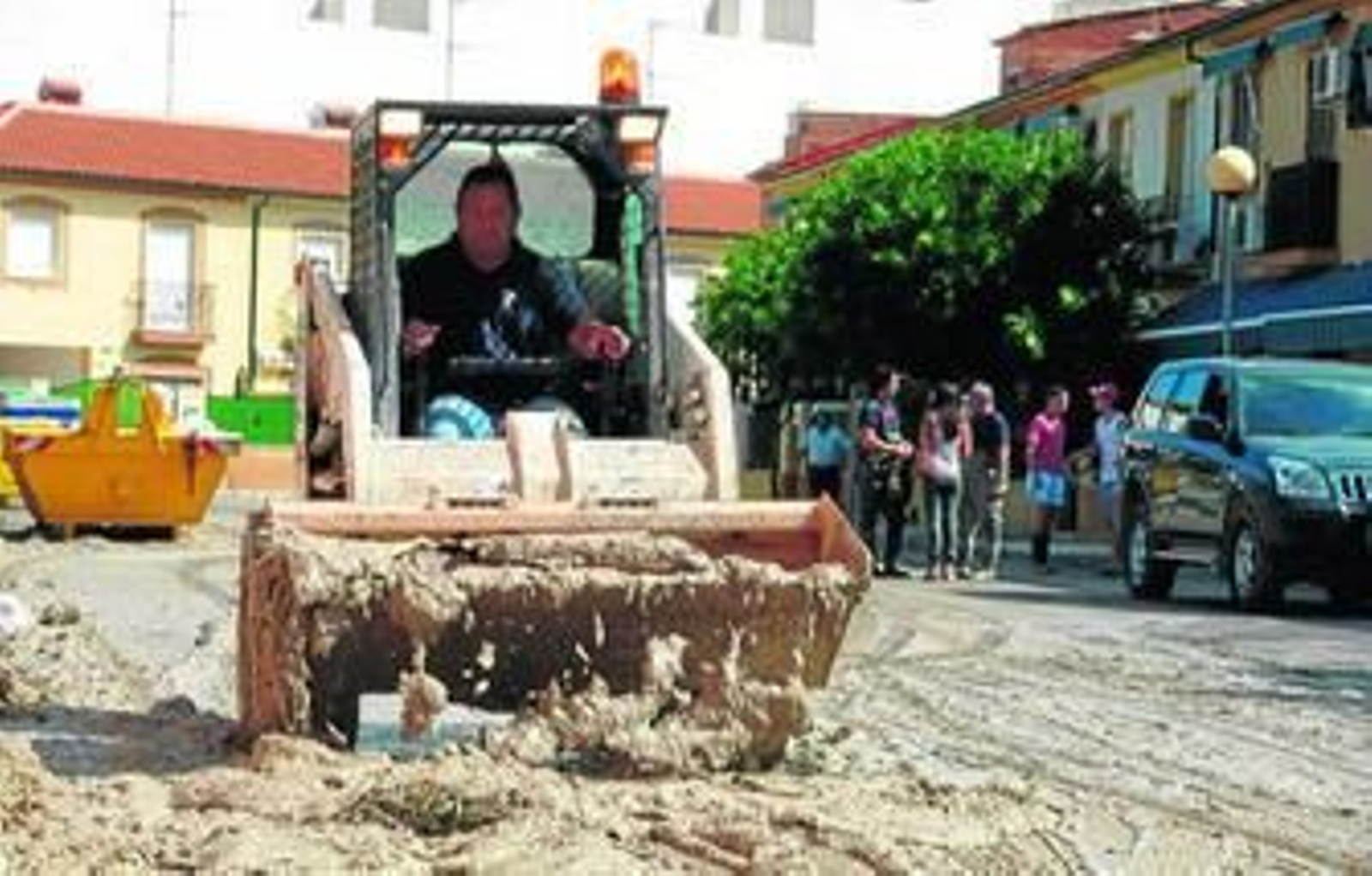 Personal del Ayuntamiento quitan barro de las calles de la localidad.
