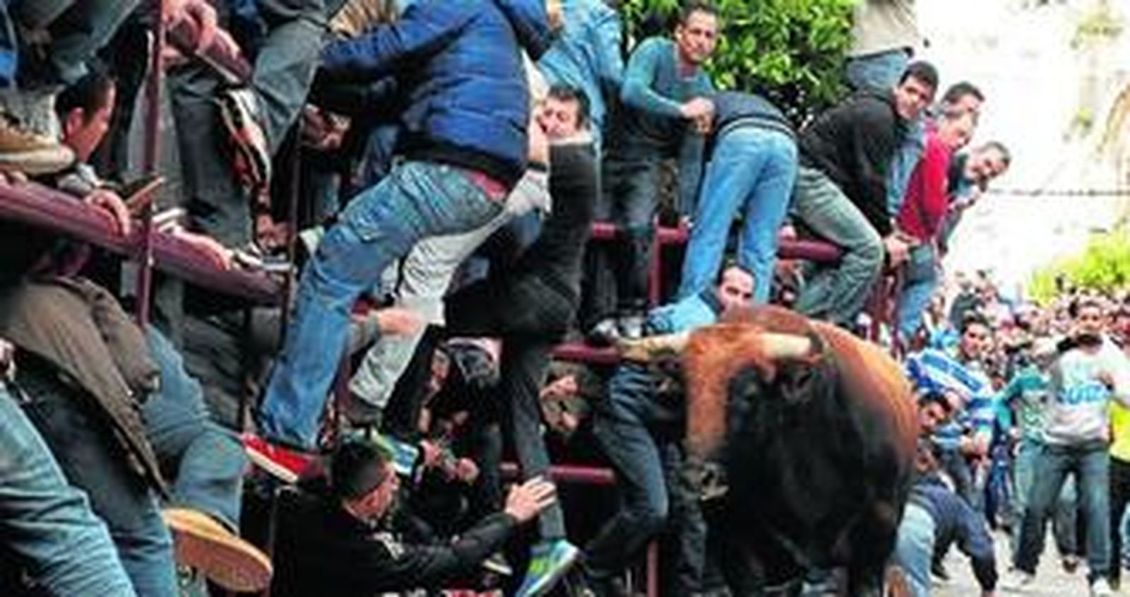 Muchos jóvenes se desplazaron ayer hasta Arcos para disfrutar de esta tradicional cita del Domingo de Resurrección.