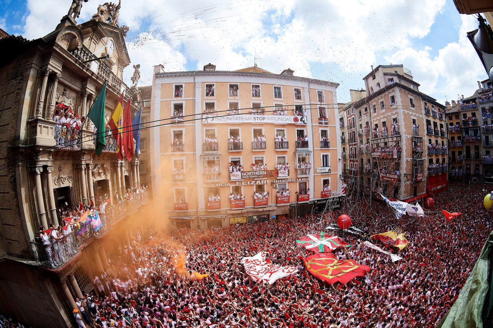 La plaza del Ayuntamiento de Pamplona, repleta de personas.