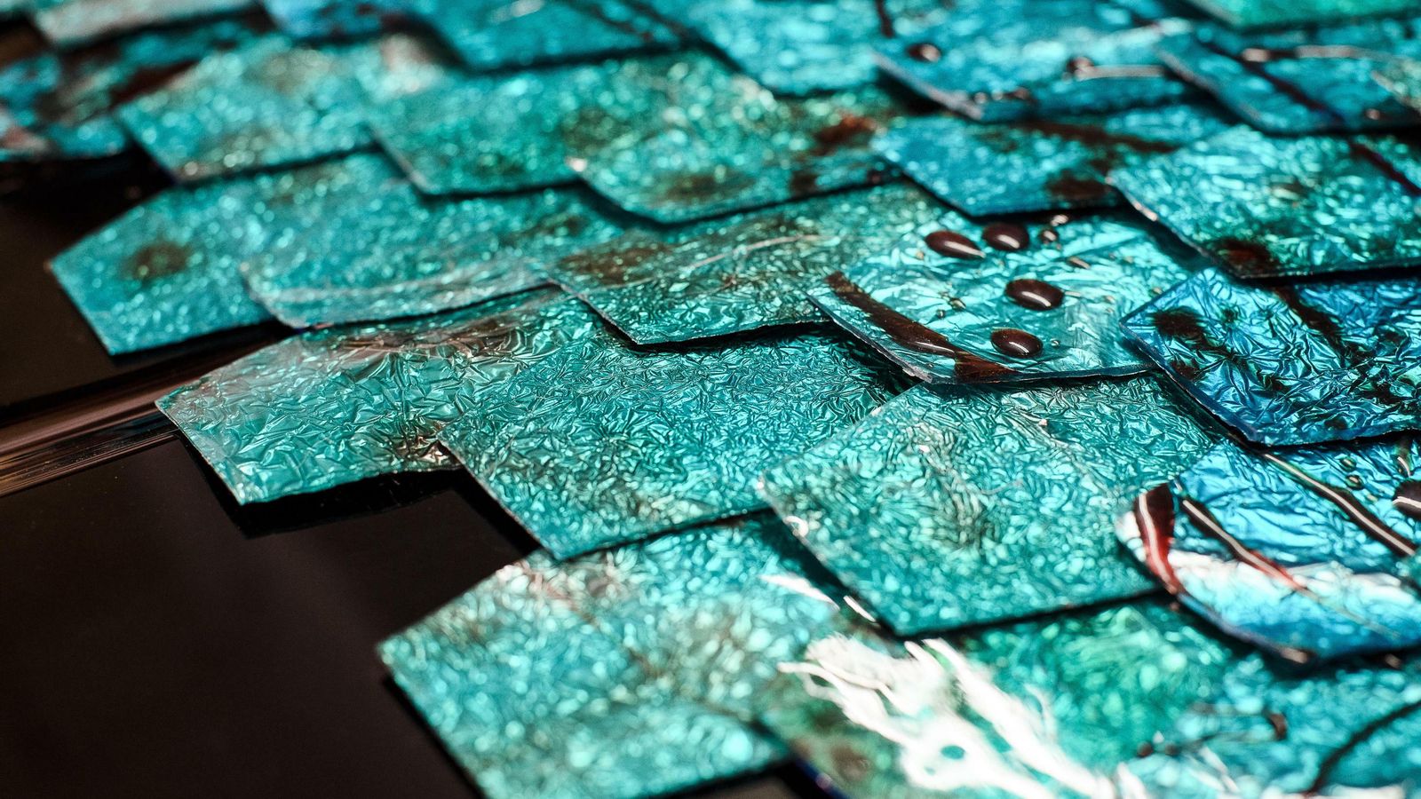 Detalles de las escamas, colocadas estratégicamente, para emular la piel de un pez.