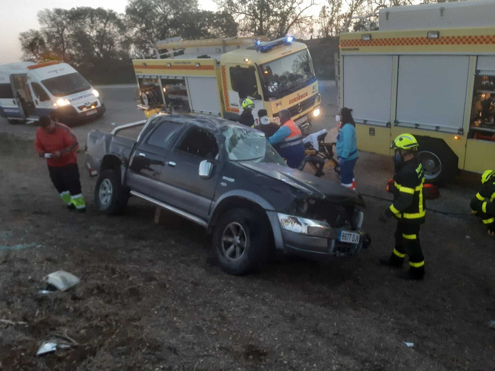 Momento de la intervención de bomberos y sanitarios en el lugar del accidente.