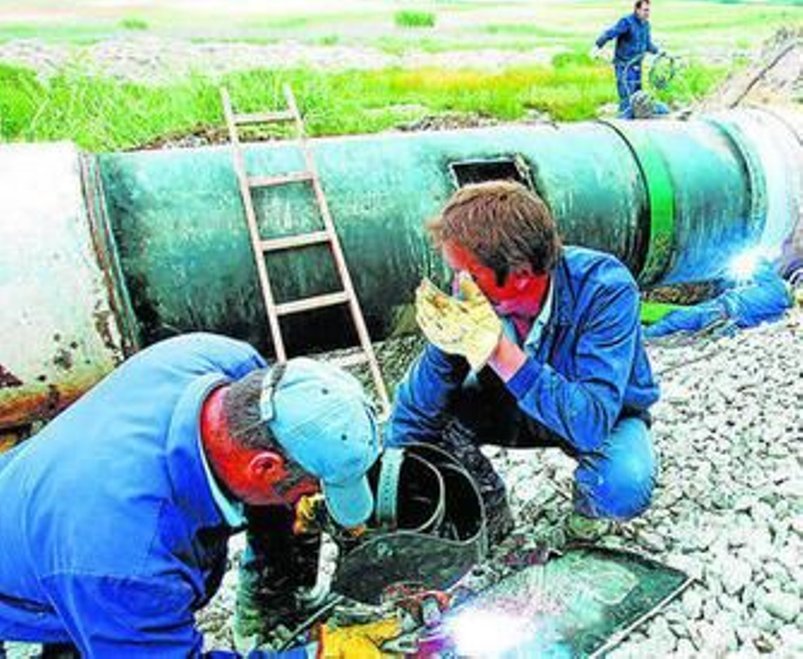 Trabajadores mejoran la red de suministro de agua en las inmediaciones de Estella.