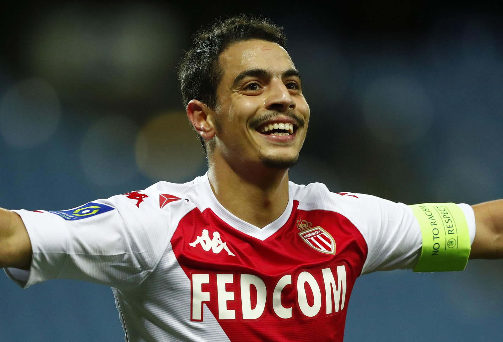 Ben Yedder celebra un gol con el brazalete de capitán del Mónaco.