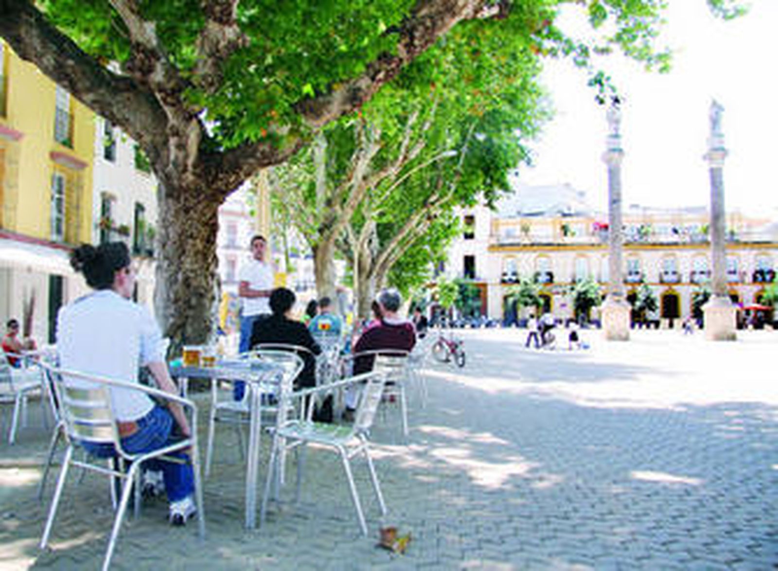 Uno de los veladores instalados en la Alameda de Hércules, lleno de clientes al mediodía.