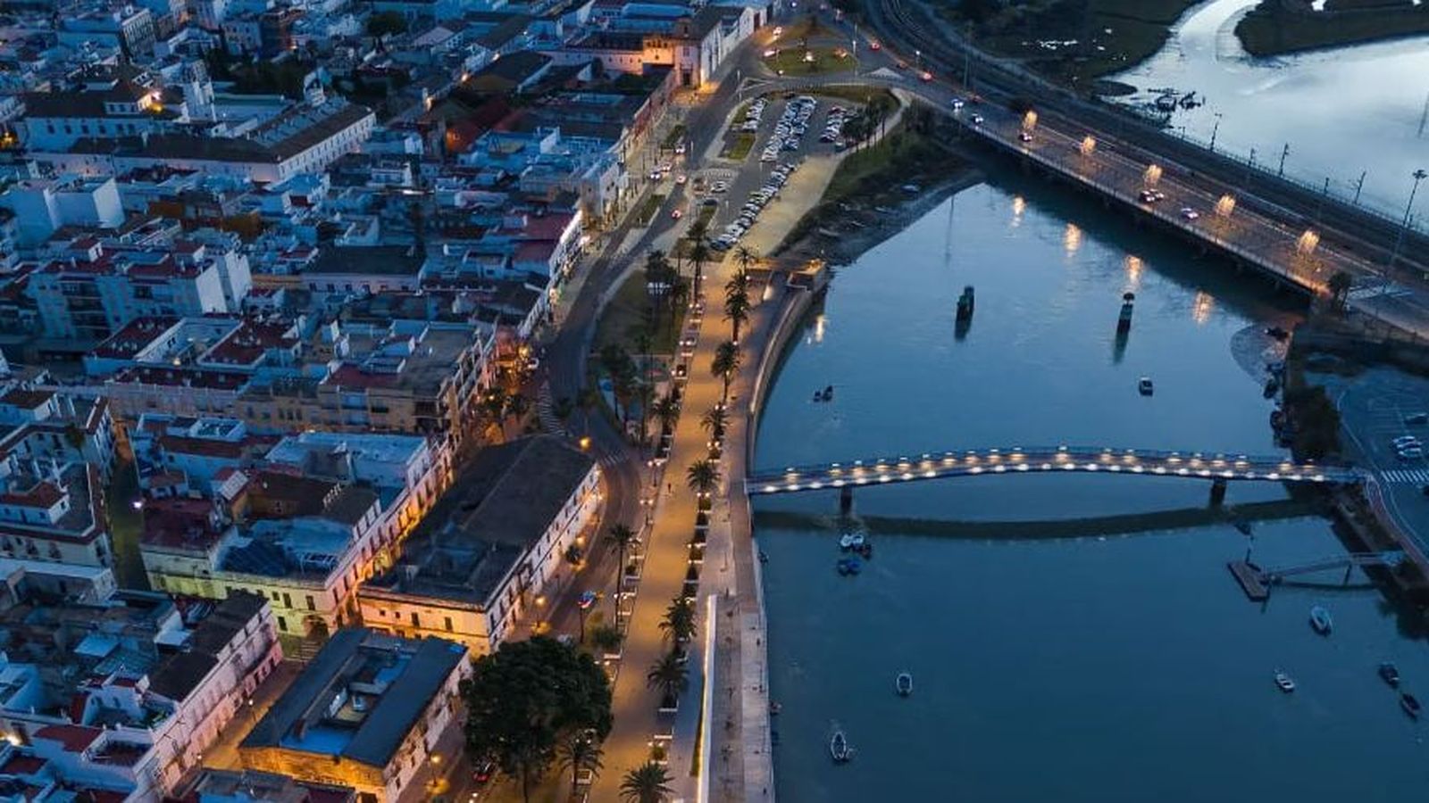 Una vista nocturna del río Guadalete.