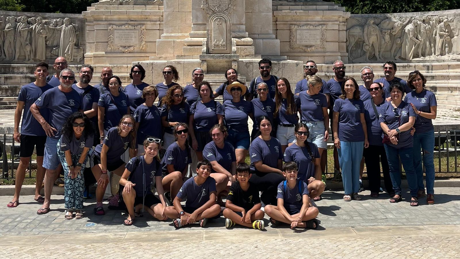 El grupo de danza gaditano, ante el monumento de la Constitución de 1812.