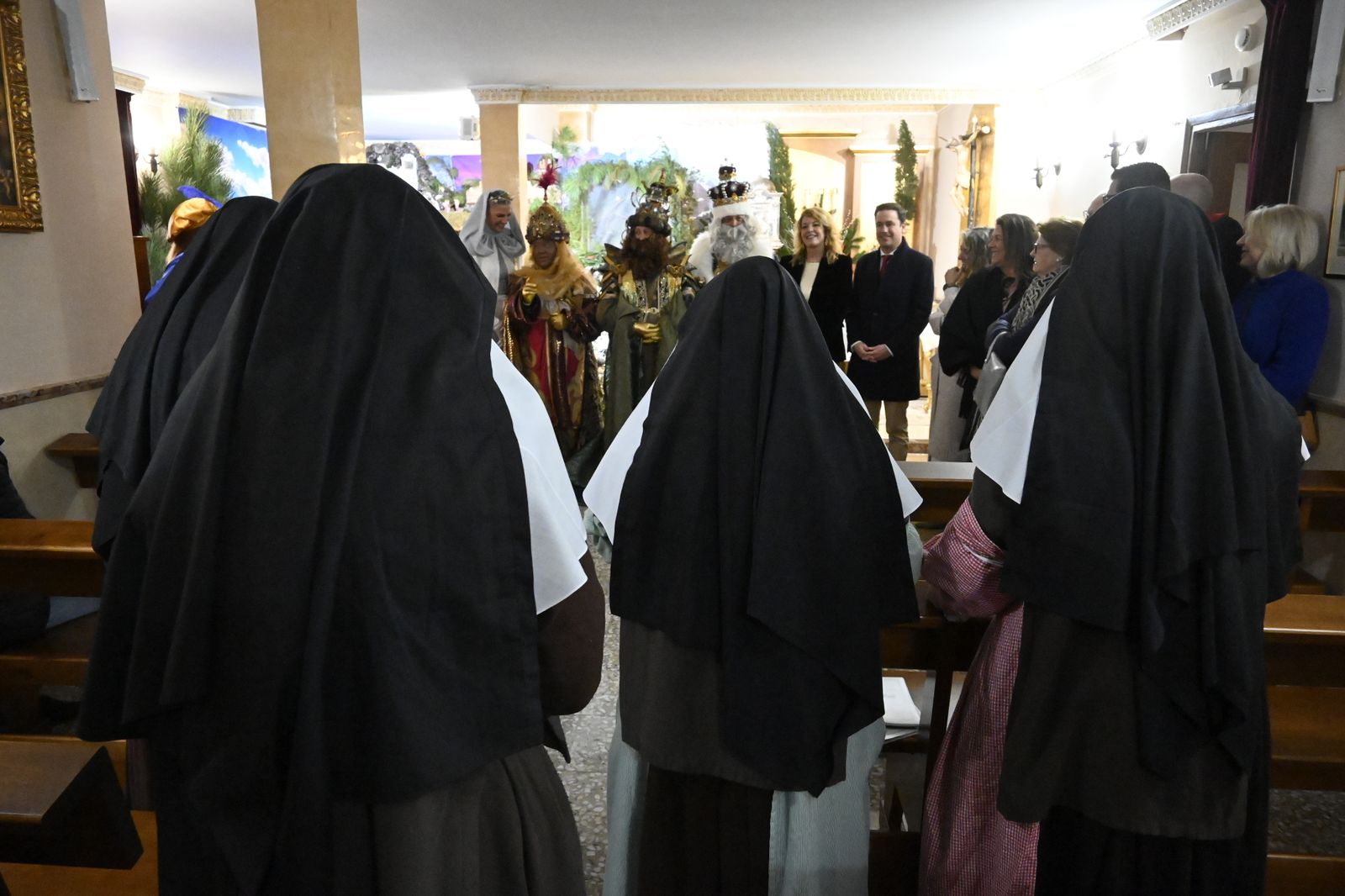 Visita de los Reyes Magos a los ancianos de los asilos de Huelva, en imágenes