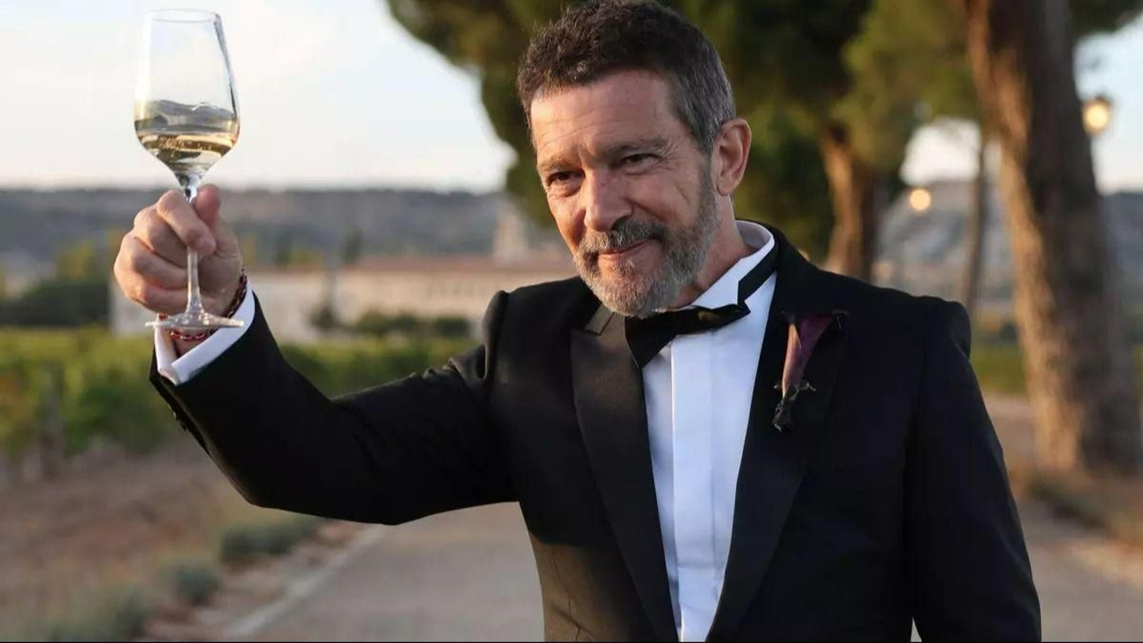 Antonio Banderas en un brindis con la prensa.