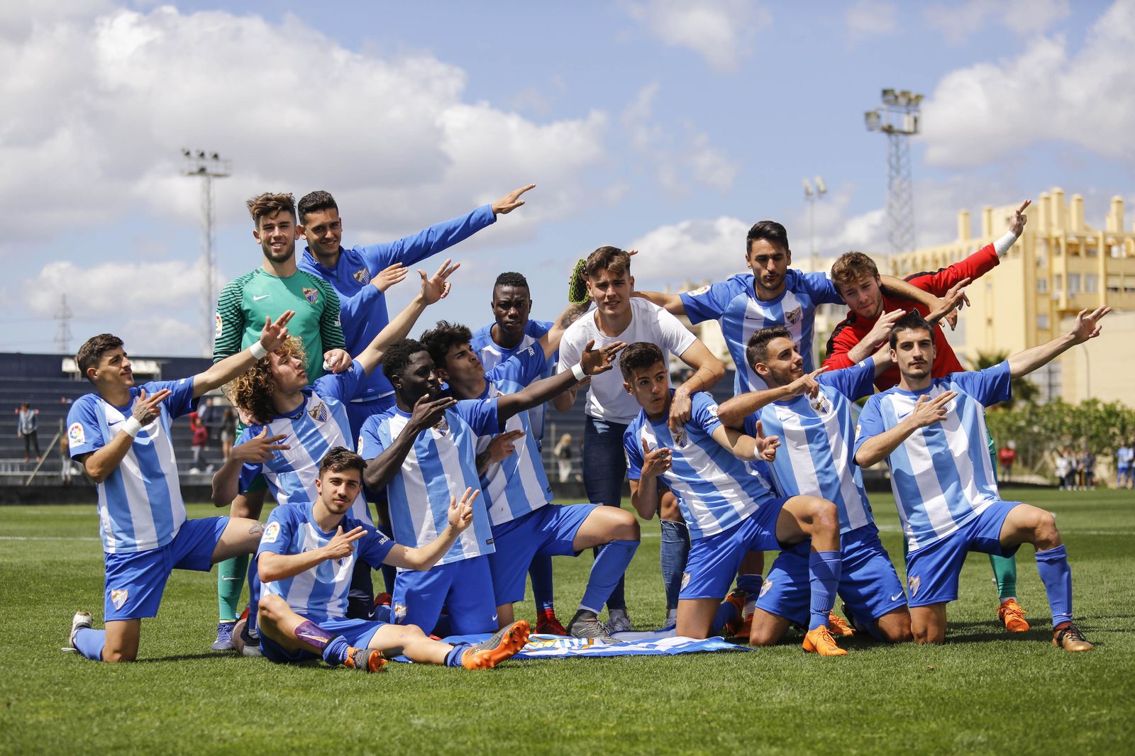 Los juveniles del Málaga celebran el título.