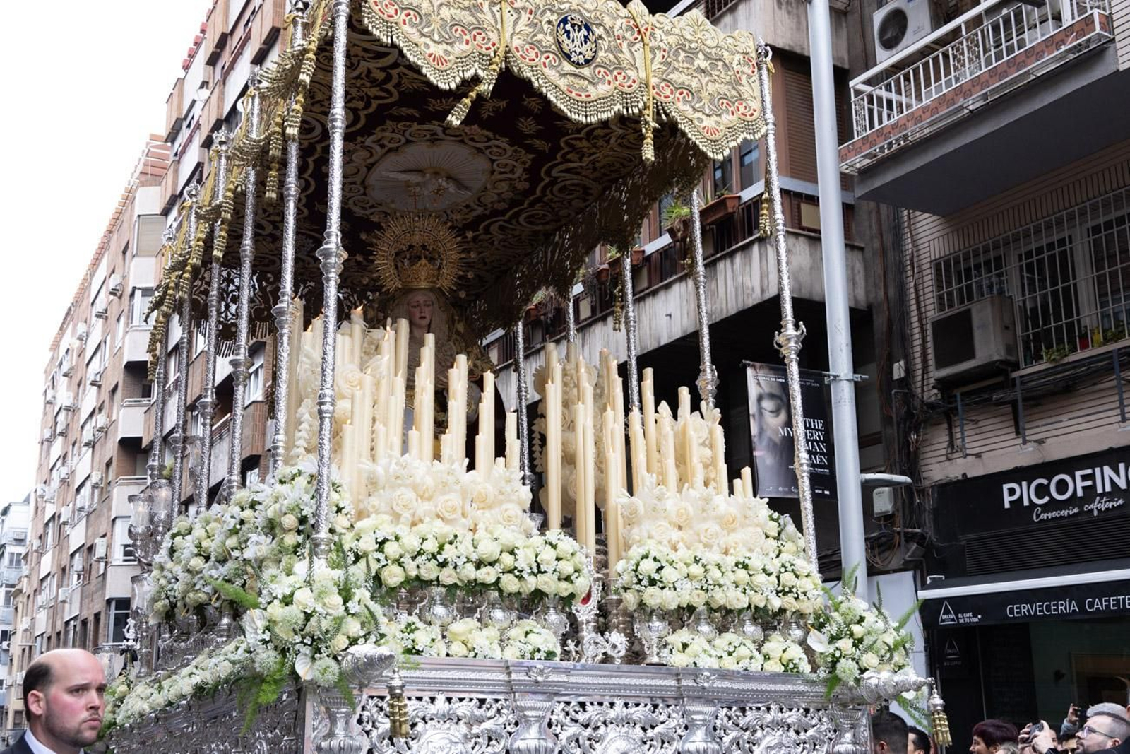 Los jiennenses se echan a la calle para presenciar la primera de las procesiones de la jornada: la Borriquilla (I)
