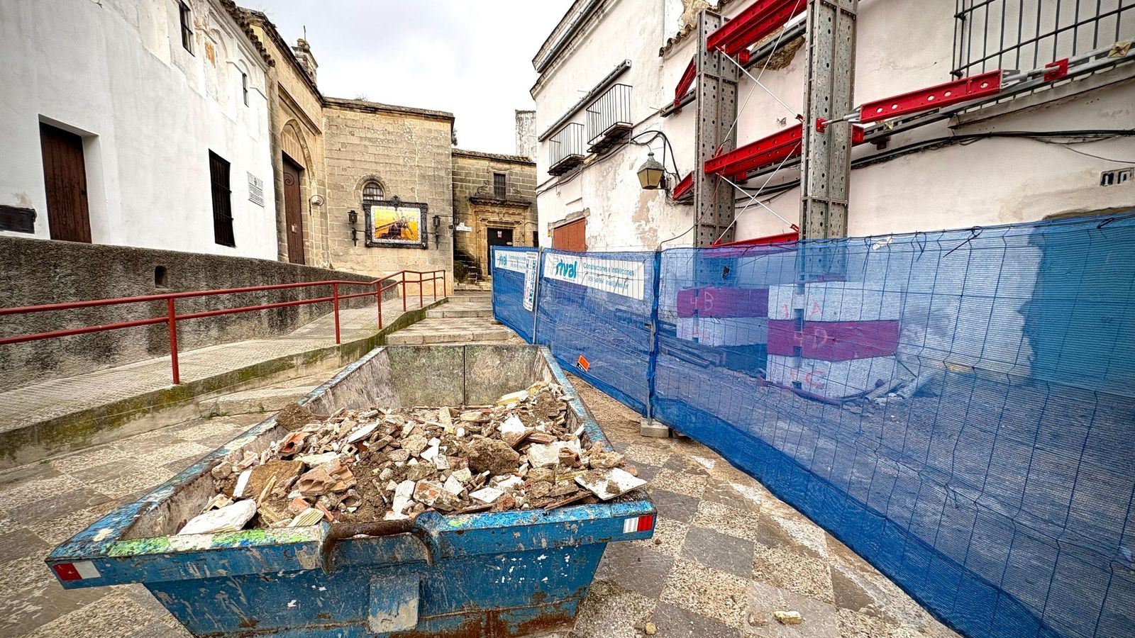 El pilotaje de las obras no puede ser retirado porque se encuentra anclado en el suelo por medio de bloques de hormigón.