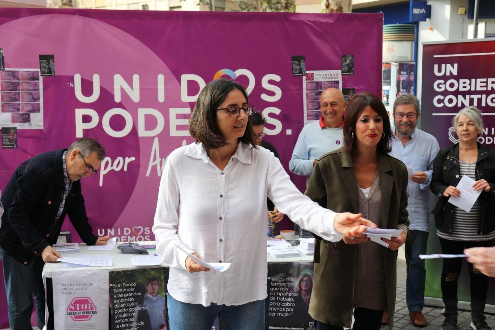 Reparto de propaganda electoral de Unidas Podemos.