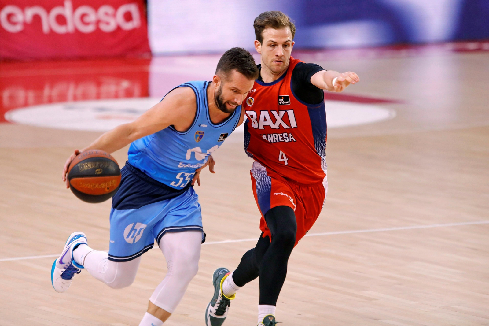 Frankie Ferrari defiende a JJ Barea.