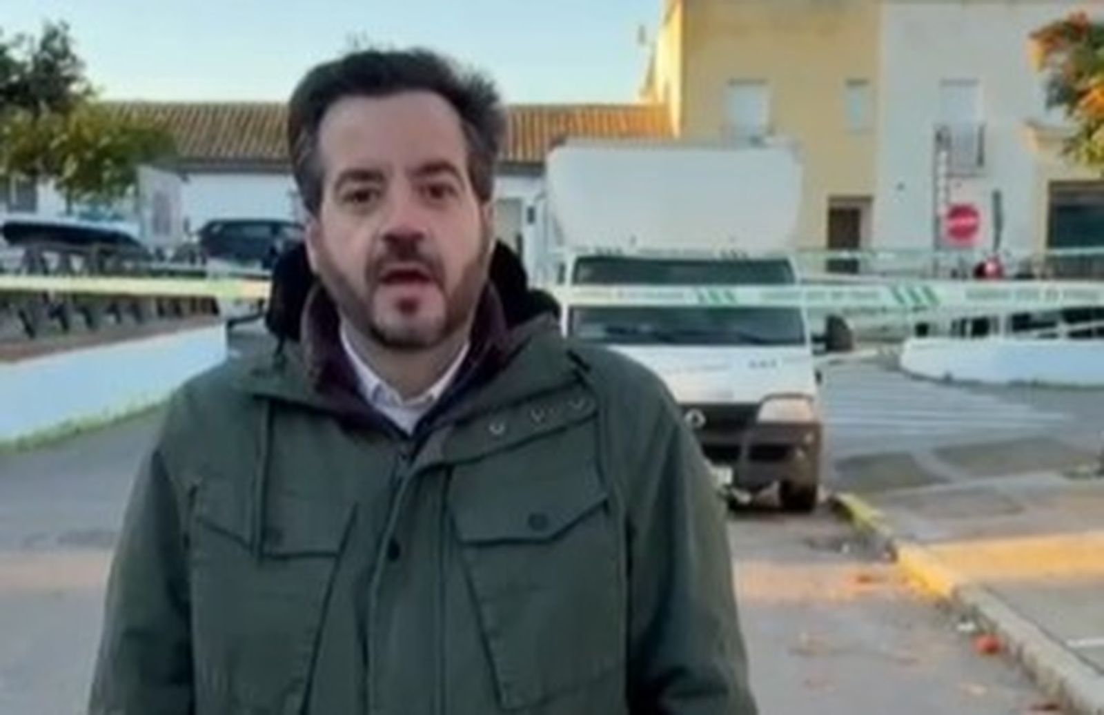 Ricardo Sánchez, alcalde de Estella, con la furgoneta precintada detrás.