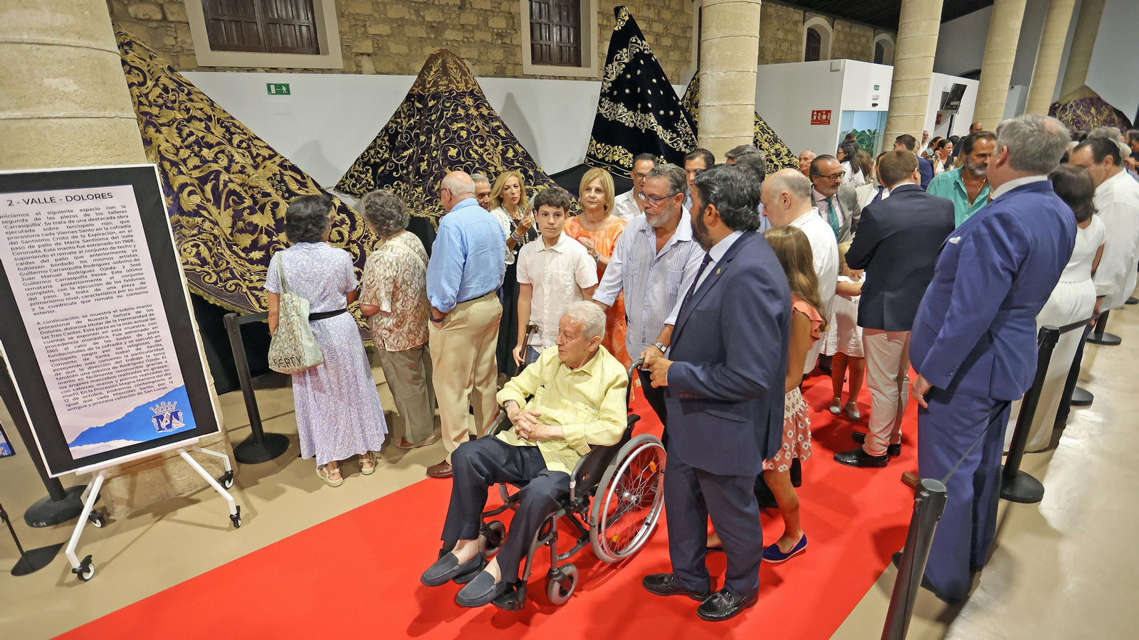 Inauguración de la exposición de mantos de vírgenes dentro de los actos de la Magna Mariana