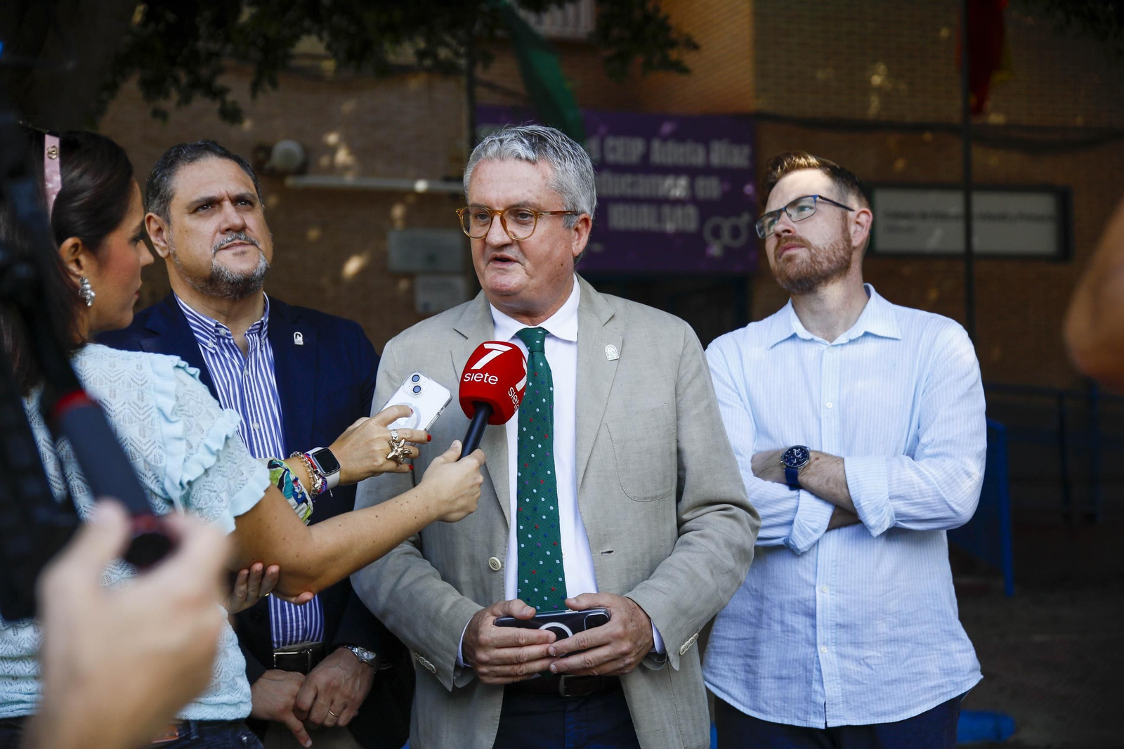 Las imágenes de la campaña de vacunación antigripal a los niños en el CEIP Adela Díaz de Almería