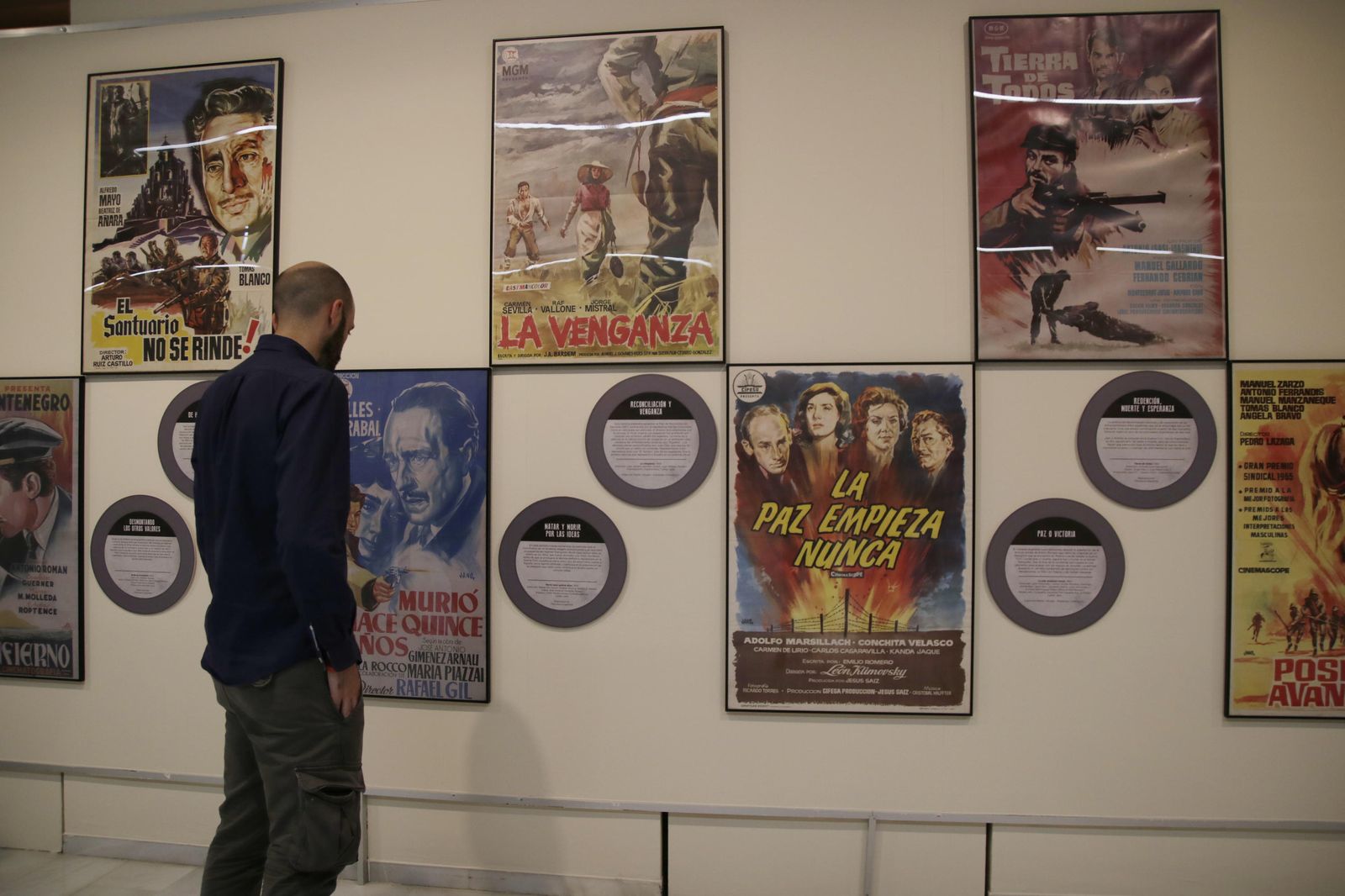 Uno de los visitantes a la exposición.