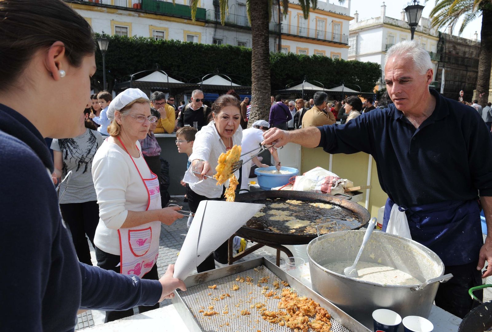 Degustaciones de tortillitas de camarones en la plaza del Rey durante el Carnaval de 2010 en San Fernando
