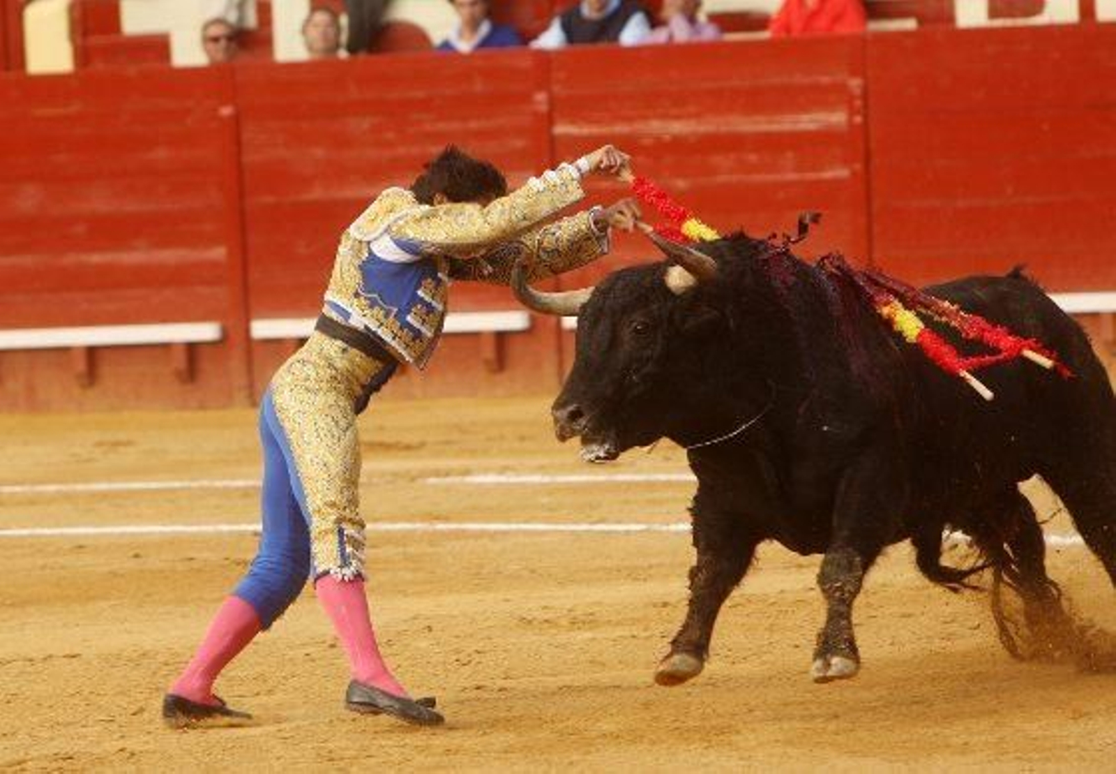 Rivera Ordóñez fue la atracción de los fotógrafos, esta vez por su protagonismo en los dos tercios de banderillas de su lote.

Foto: Juan Carlos Toro