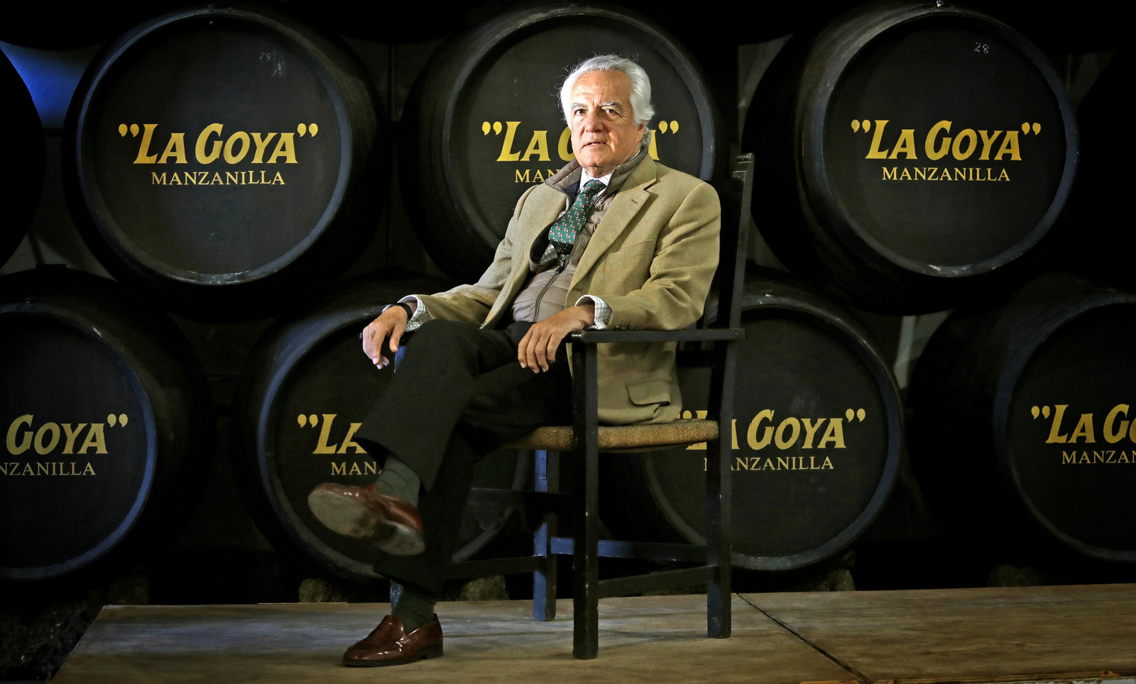 El presidente del consejo de administración de Delgado Zuleta posa para la entrevista junto a las botas en las que se cría la manzanilla 'La Goya'.