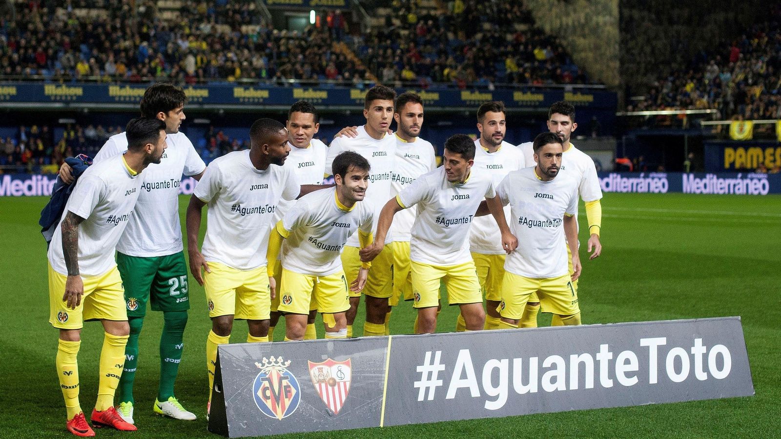 Los jugadores del Villarreal lucen con la camiseta de apoyo a Berizzo