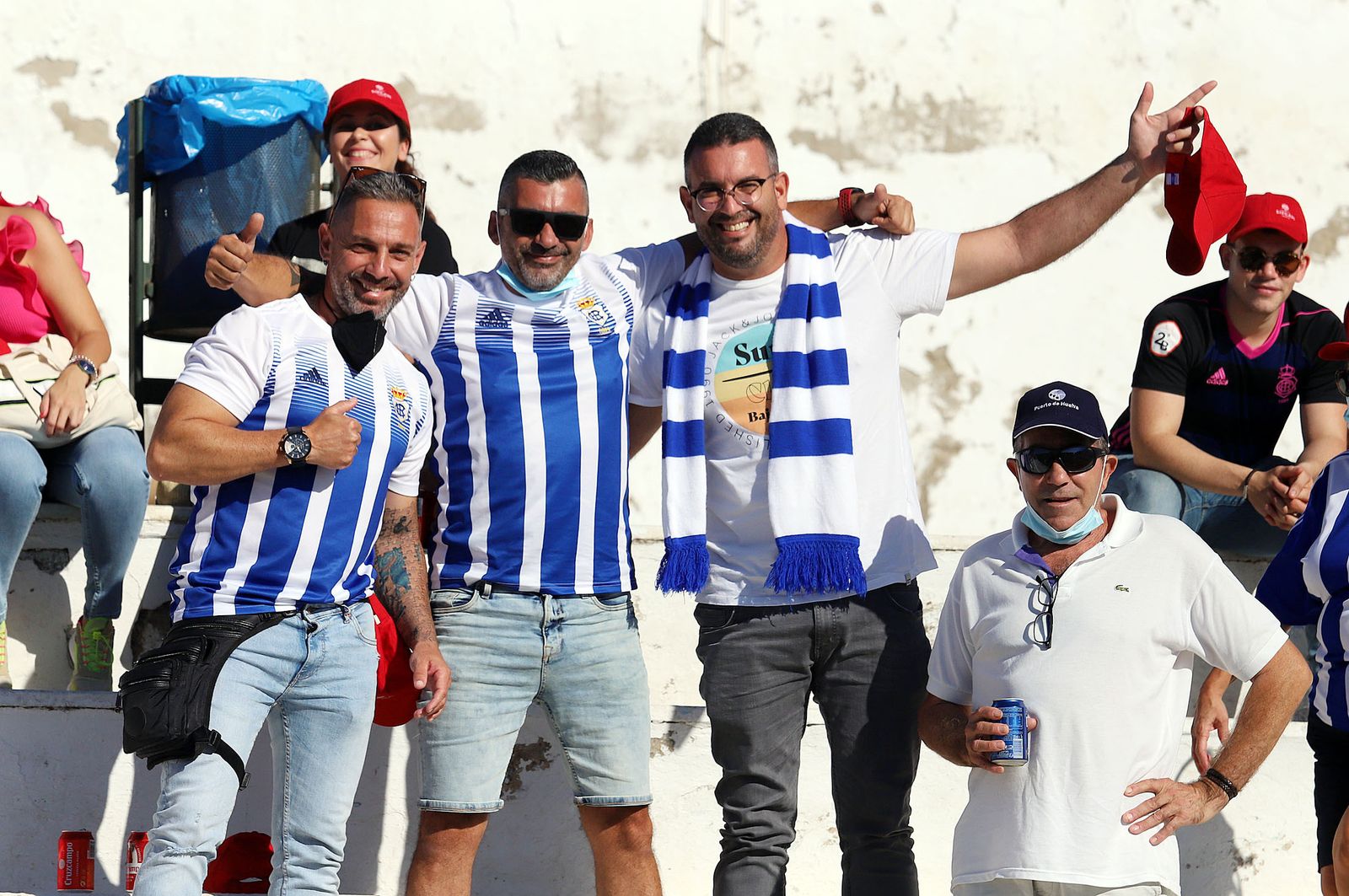 Imágenes de la afición más fiel del Recre en su visita al campo del Antoniano