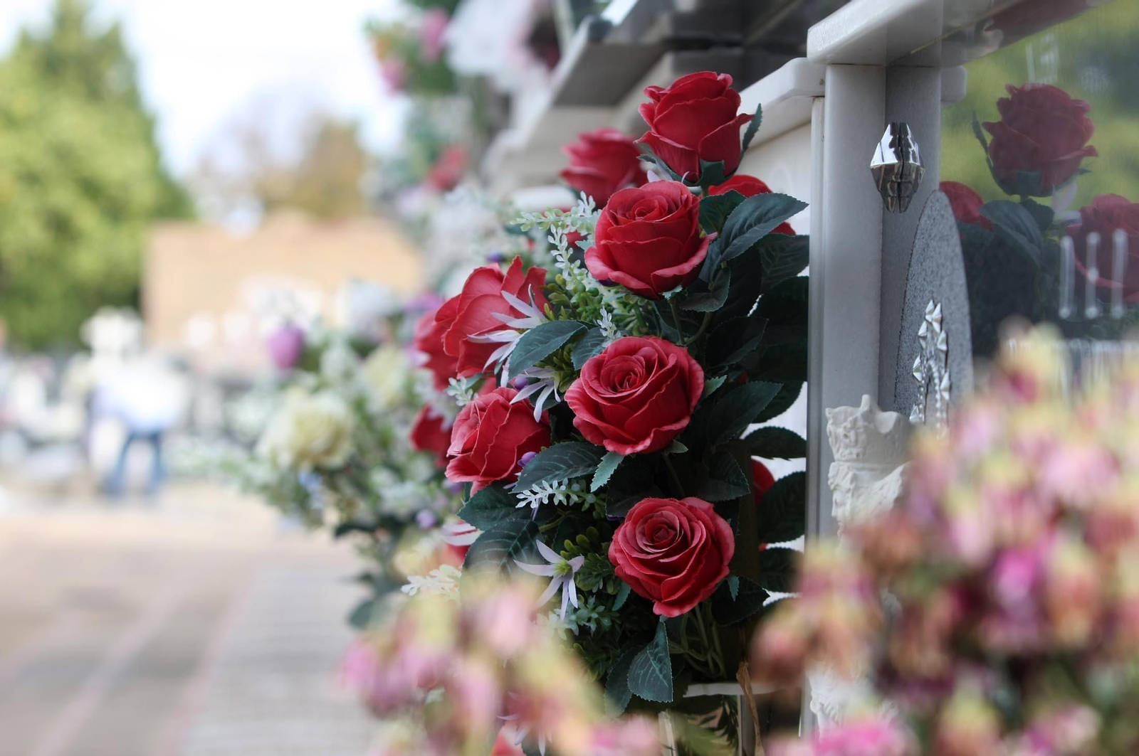 Imágenes del ambiente en el cementerio La Soledad, Huelva