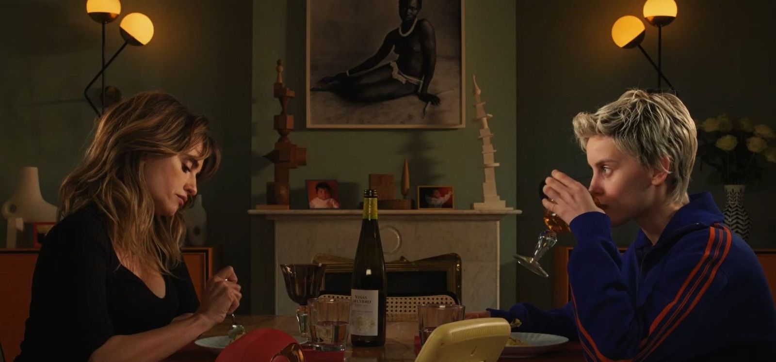 Penélope Cruz y Milena Smit en una escena de 'Madres Paralelas'.