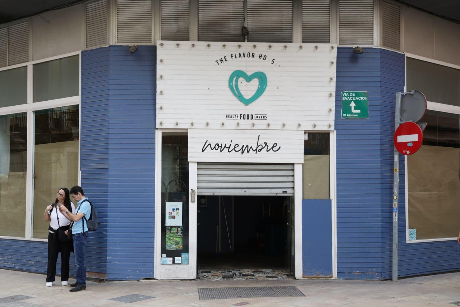 El restaurante Noviembre, con la persiana medio bajada.