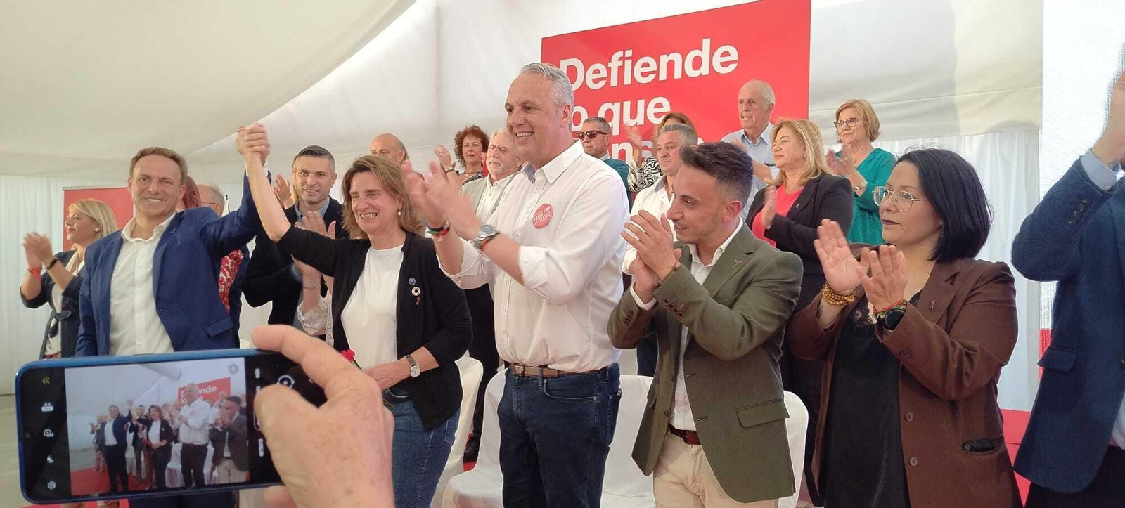 David de la Encina, junto a la ministra Teresa Ribera, Juan Carlos Ruiz Boix y el resto de la candidatura para las elecciones del 28-M. David de la Encina, junto a la ministra Teresa Ribera, Juan Carlos Ruiz Boix y el resto de la candidatura para las elecciones del 28-M.