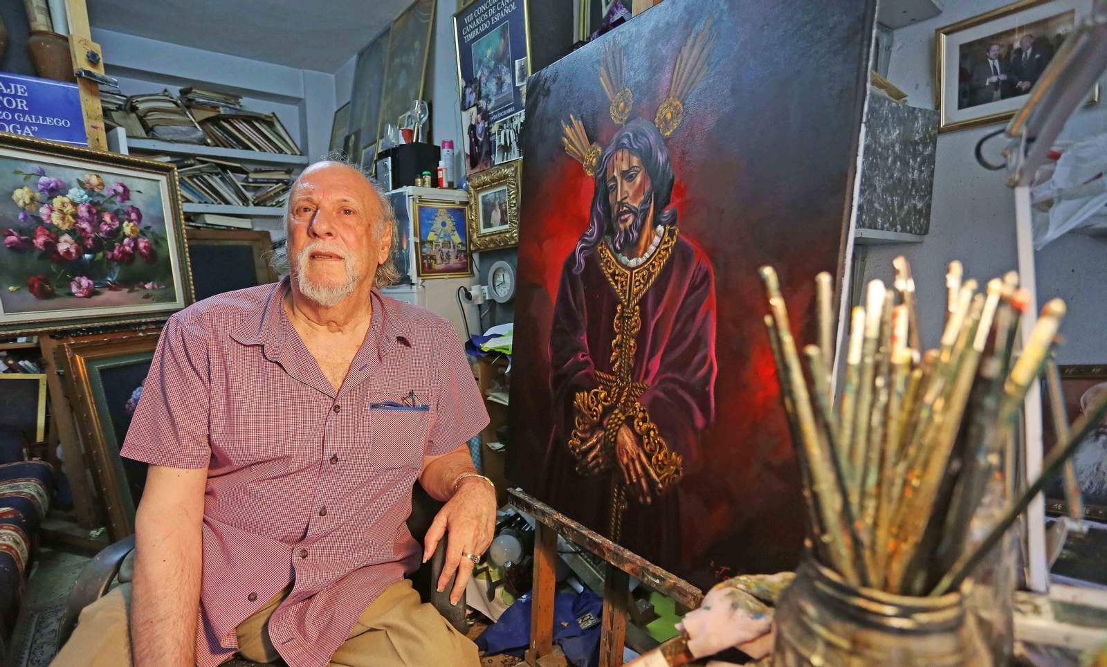 Jologa posa con una de sus últimas obras, un retrato del Prendimiento.