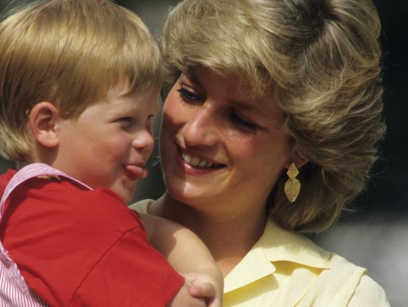 Lady Di en una simpática imagen con el príncipe Harry.