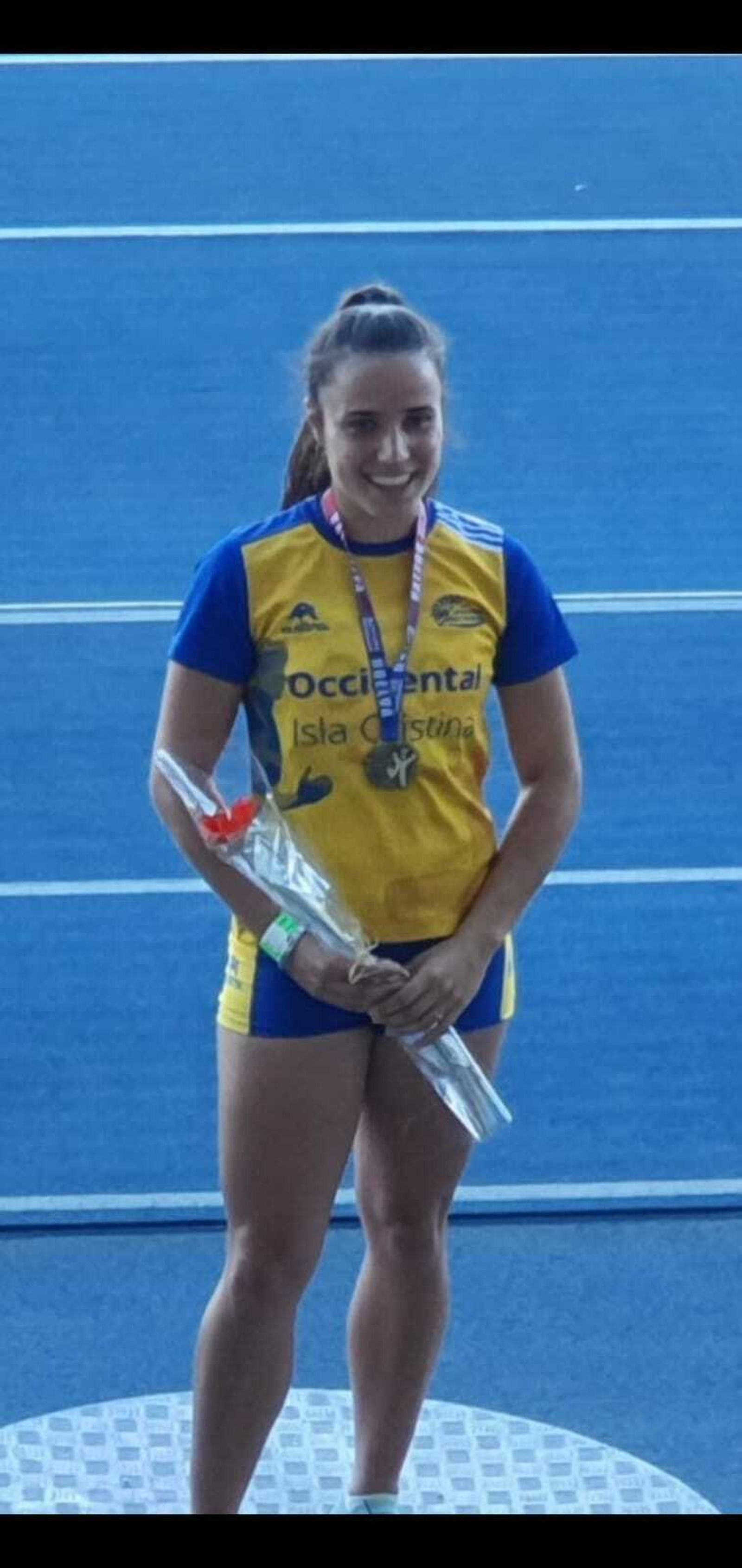 Alba Pérez Martín, en el podio con la medalla conquistada.