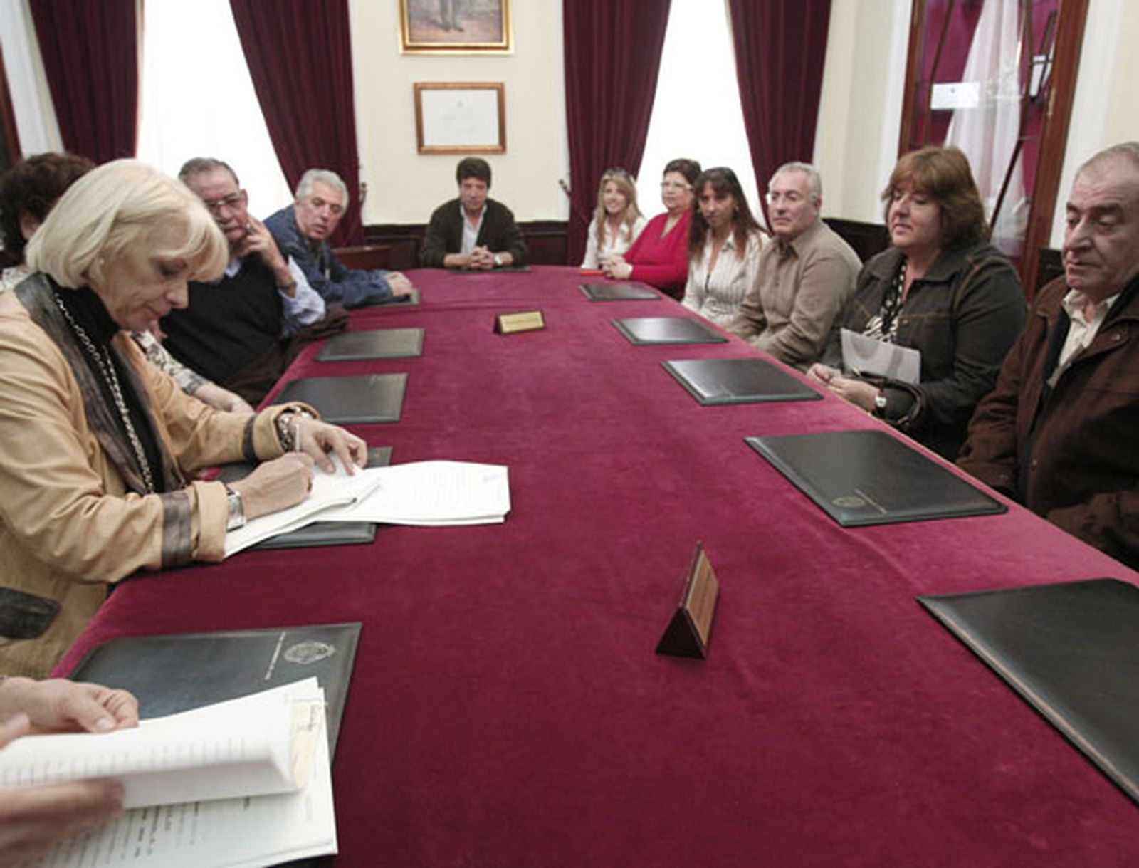 El Ayuntamiento enajena cinco viviendas municipales a sus inquilinos