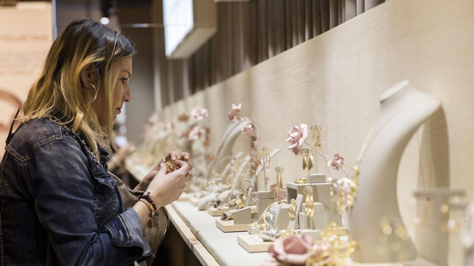 Una visitante observa una exposición en 'Madridjoya'.