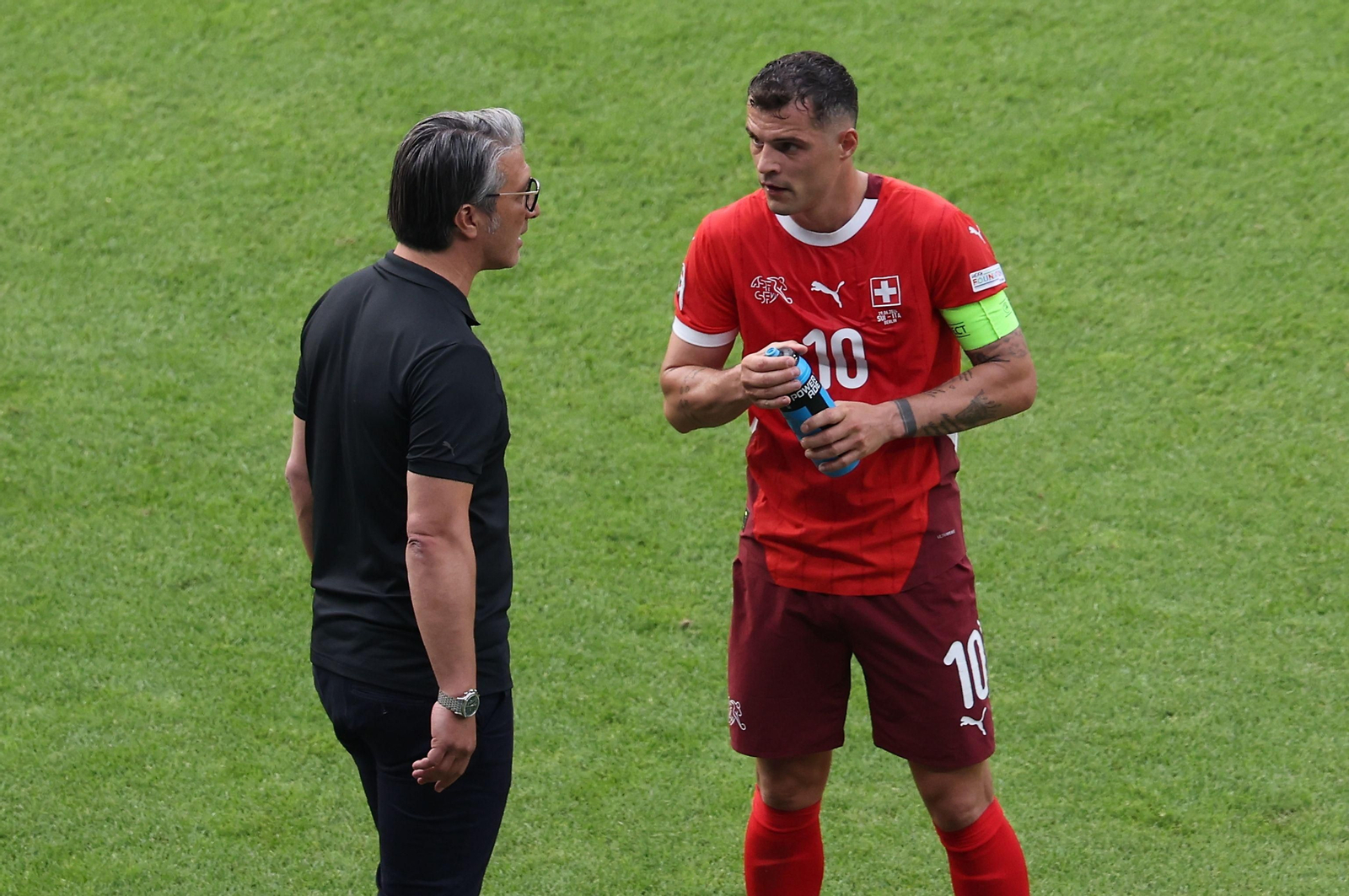 Granit Xhaka conversa con su seleccionador Murat Yakin. Granit Xhaka conversa con su seleccionador Murat Yakin.