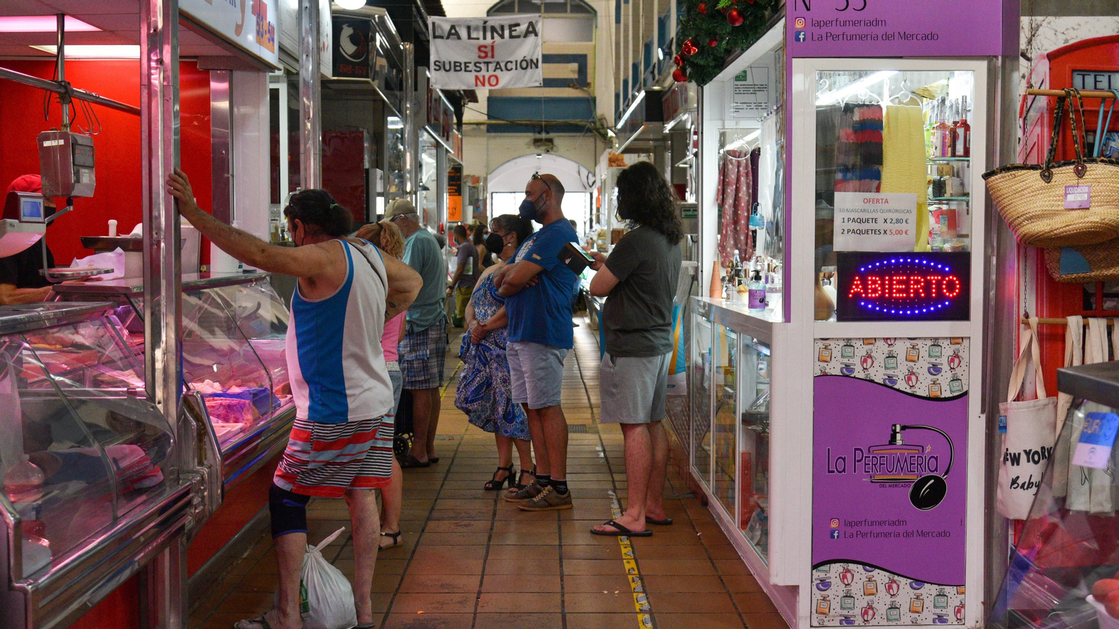 Varias personas esperan turno para comprar en el Mercado de la Concepción.