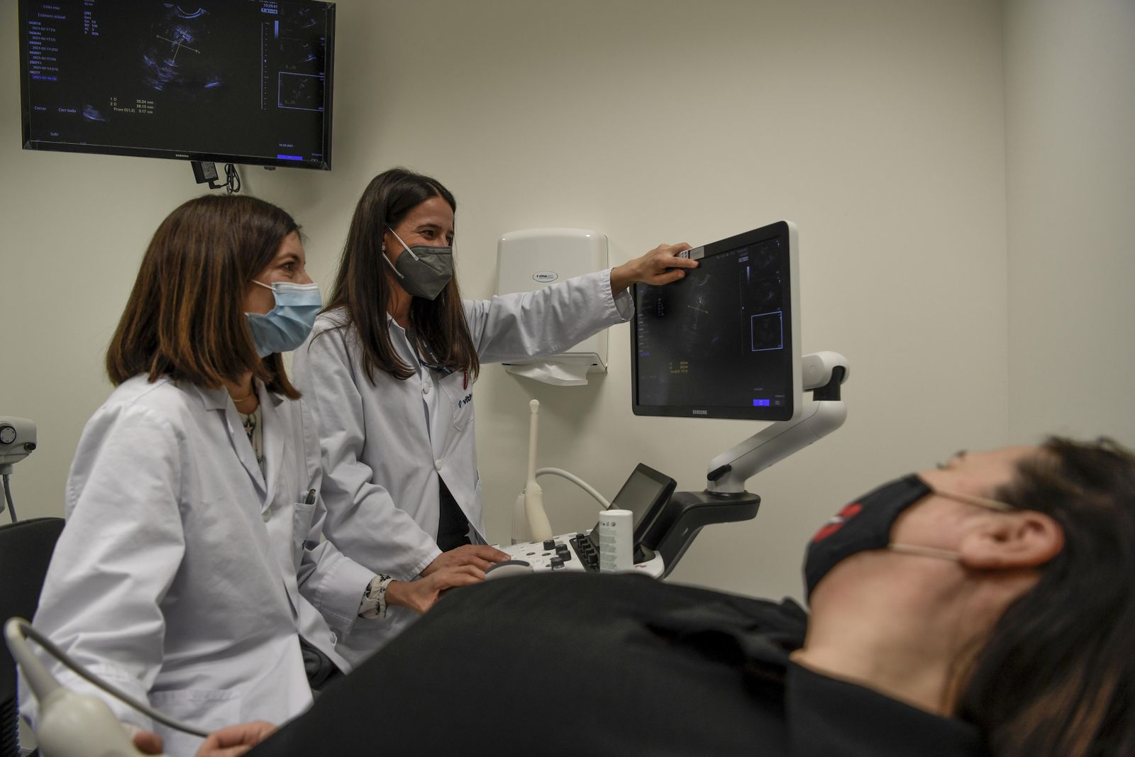 Las ginecólogas del Vithas realizando una consulta