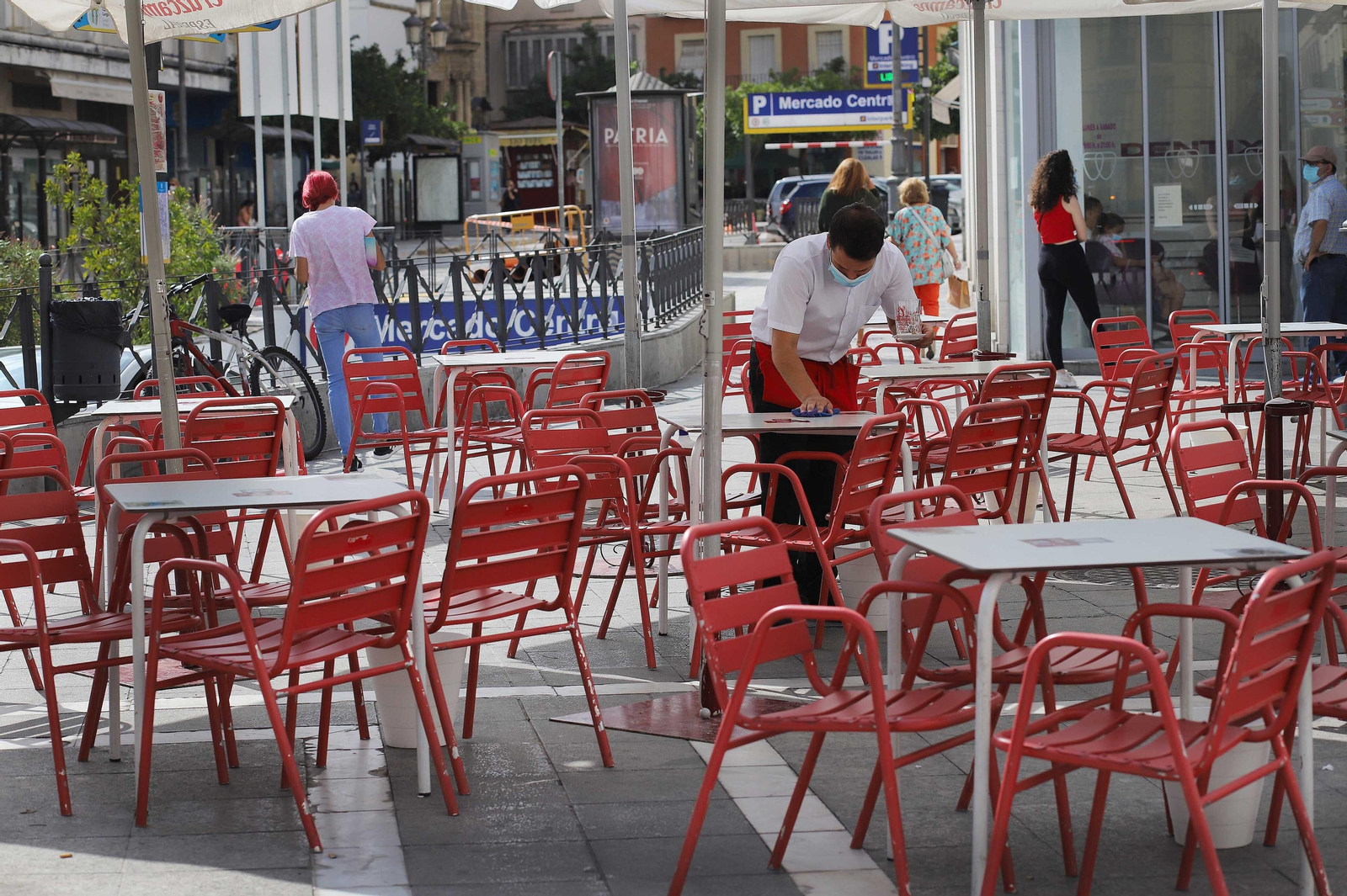 Imagen captada ayer miércoles de la terraza vacía de un bar en el centro de Jerez.