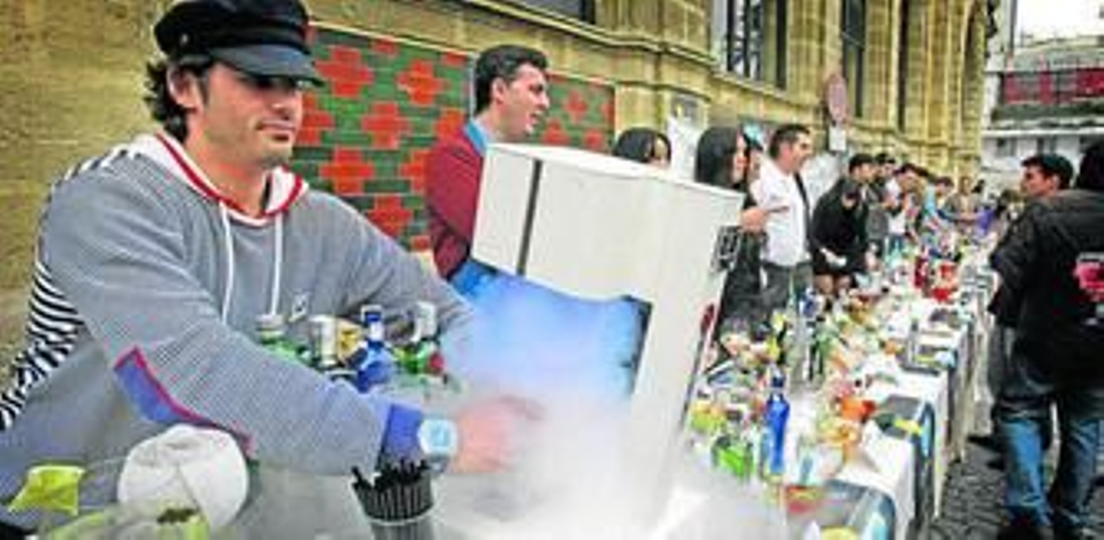 Un momento de la presentación de la 'I ruta del gin tonic', ayer junto al Mercado Central de Abastos.